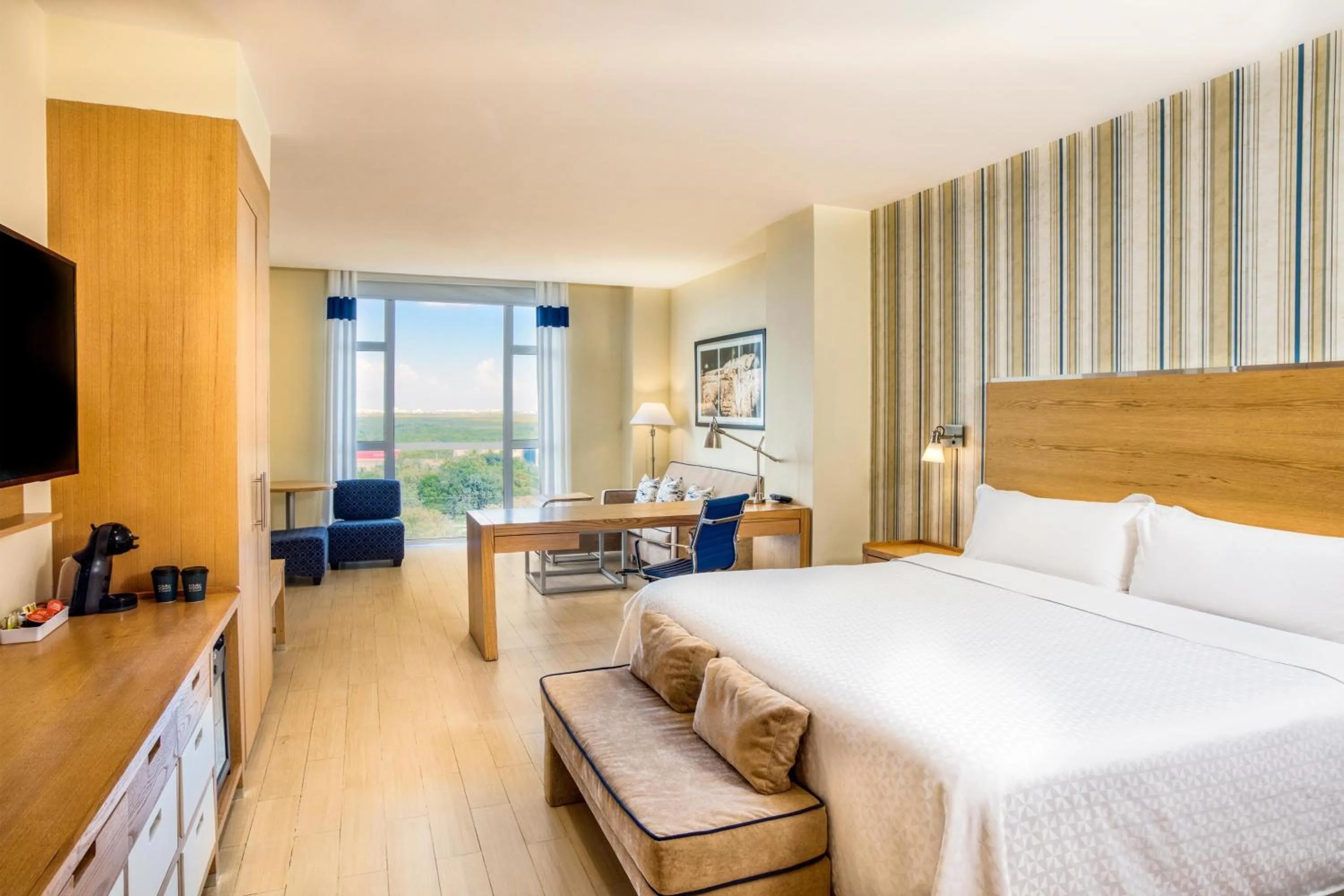 Photo of the whole room, Bed in Four Points by Sheraton Cancun Centro