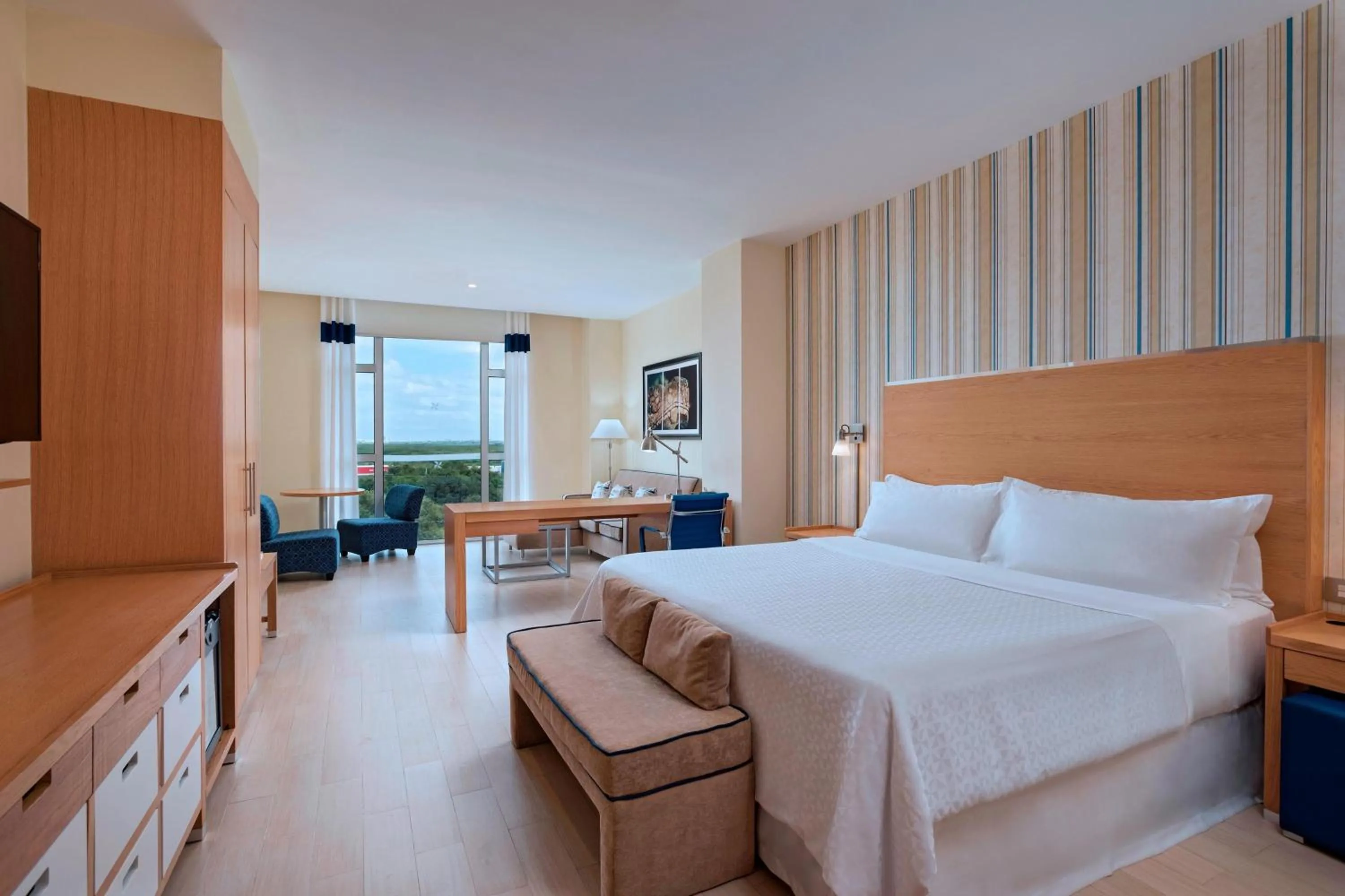 Photo of the whole room, Bed in Four Points by Sheraton Cancun Centro