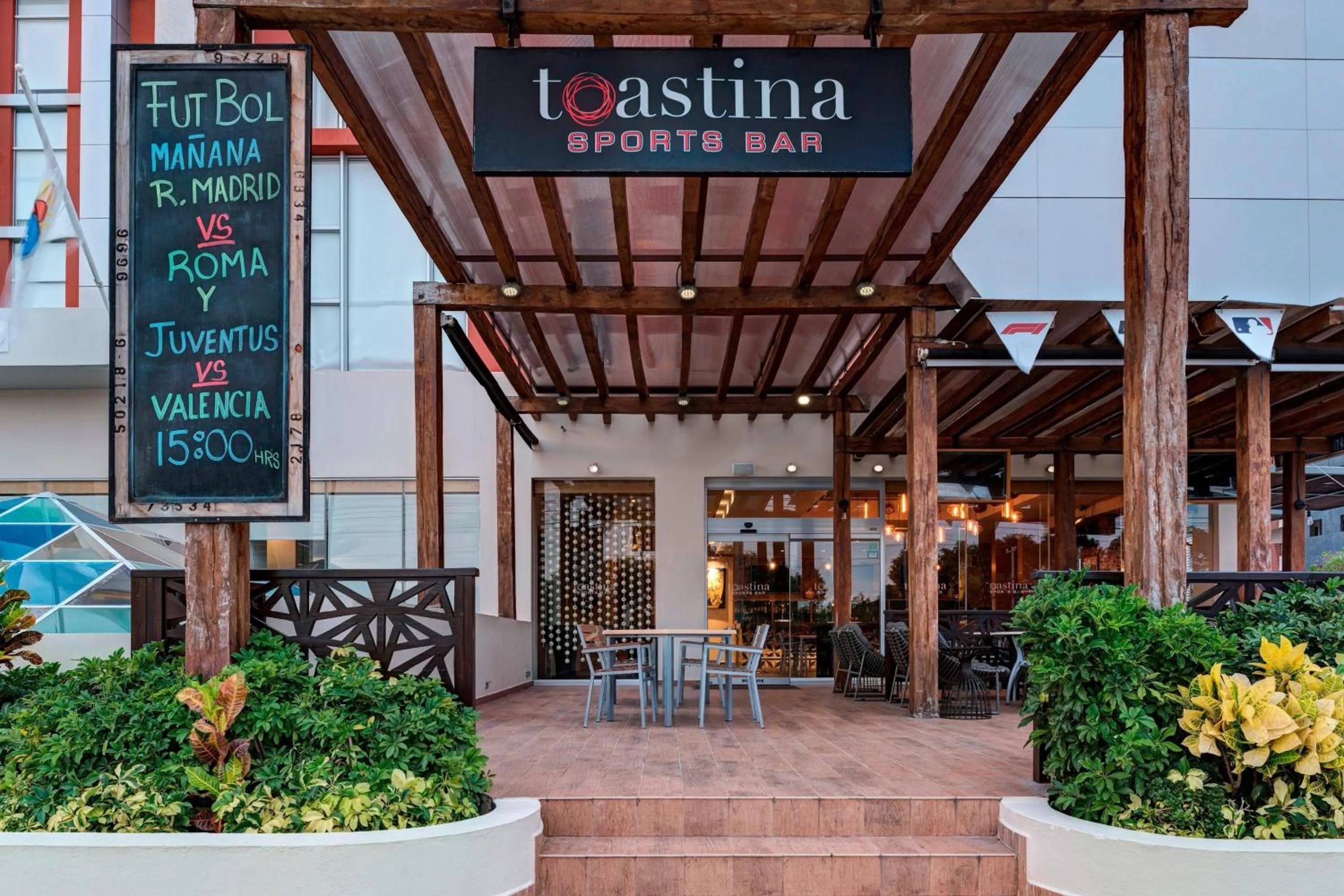 Lounge or bar in Four Points by Sheraton Cancun Centro