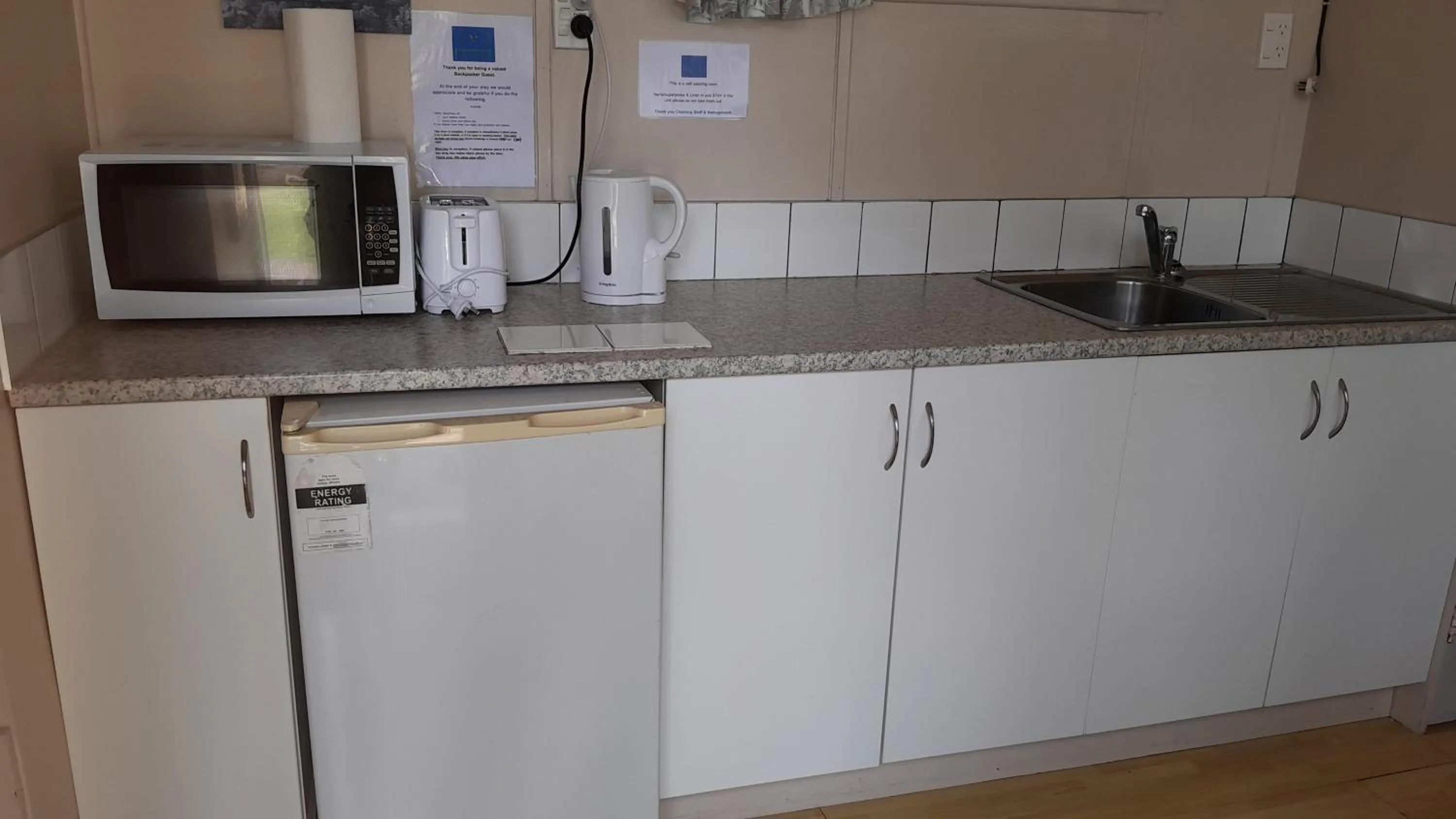 Kitchen or kitchenette in Dickson Holiday Park