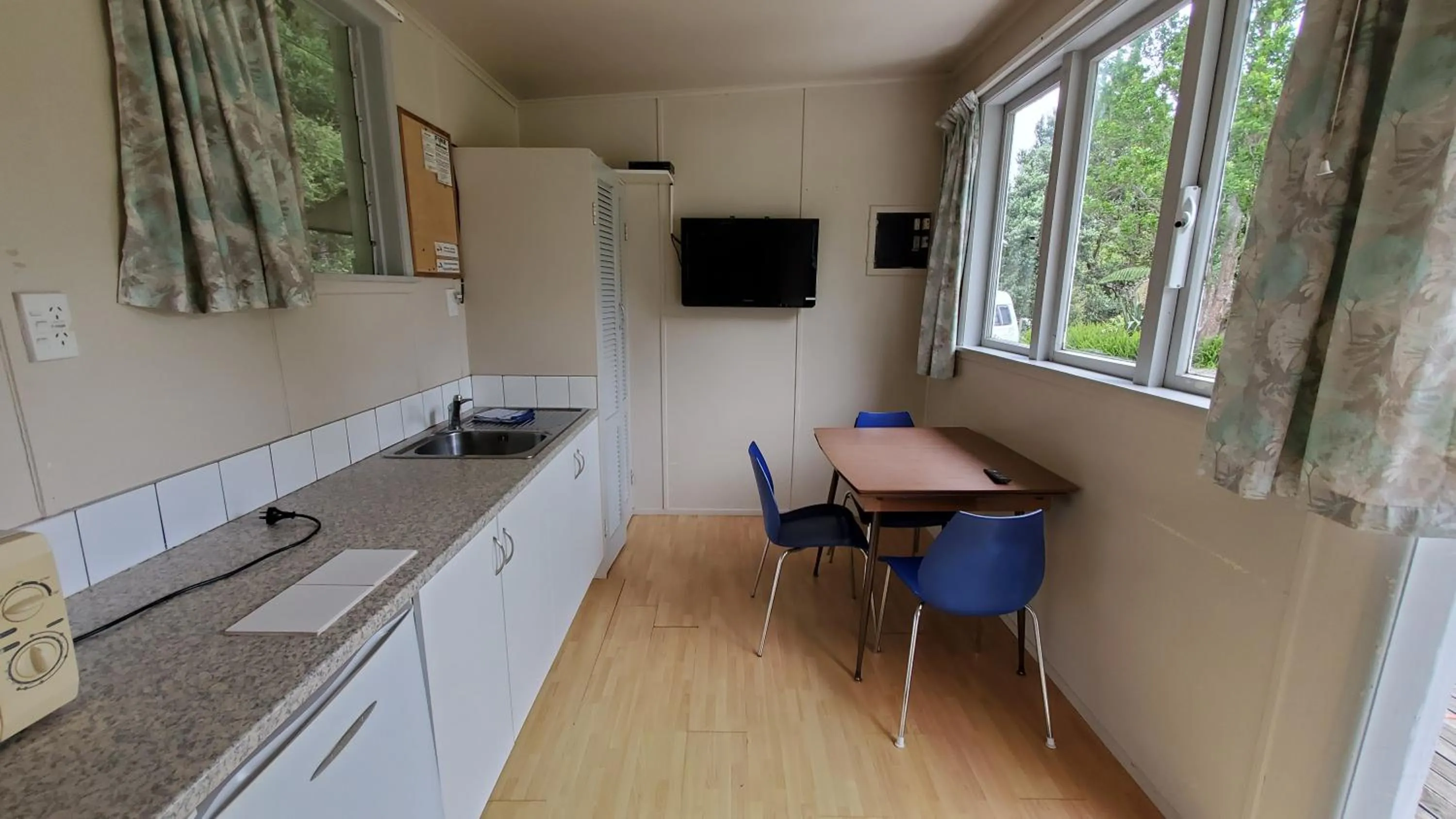 Kitchen or kitchenette in Dickson Holiday Park