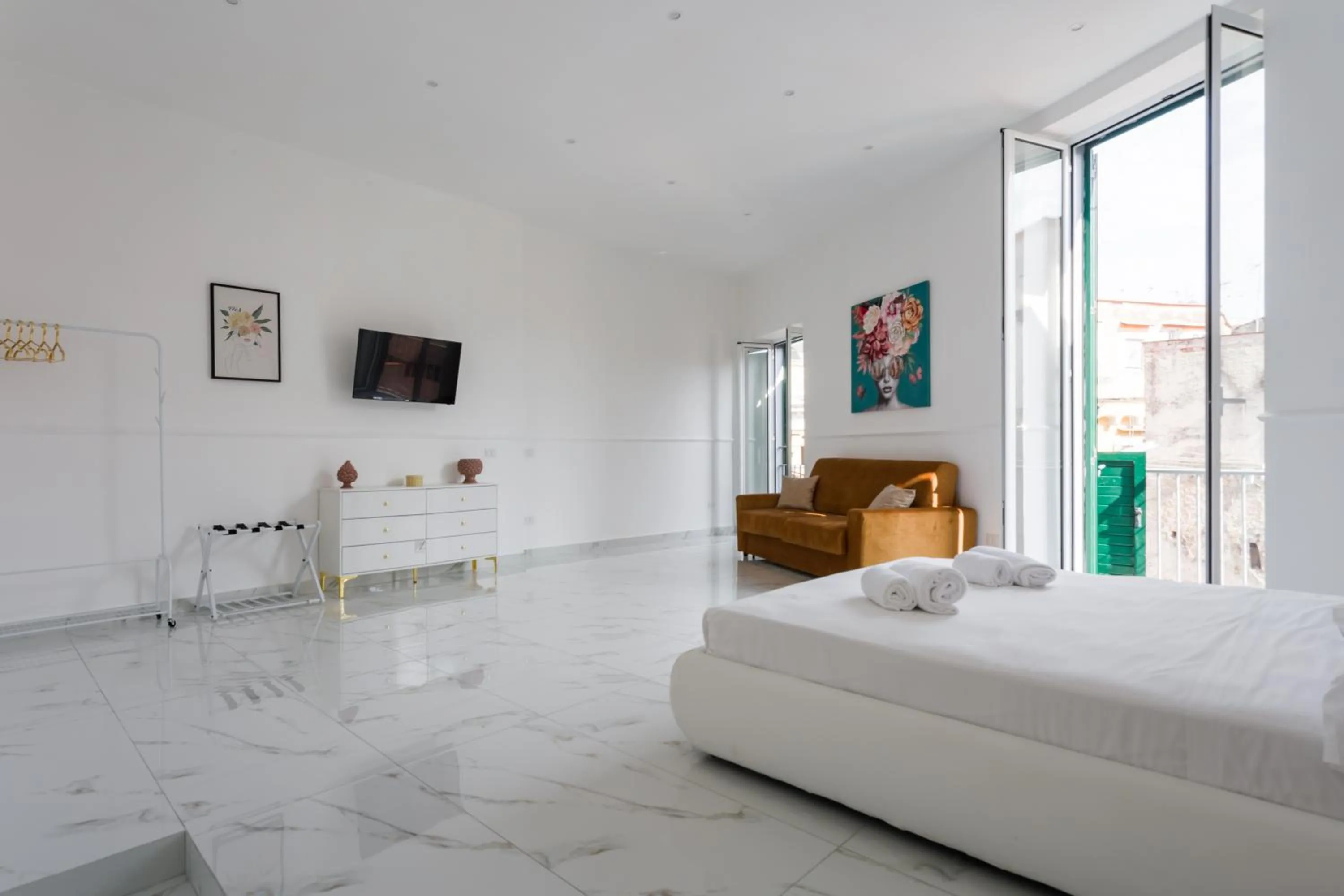 Bed in Golden Suites by Dimorra