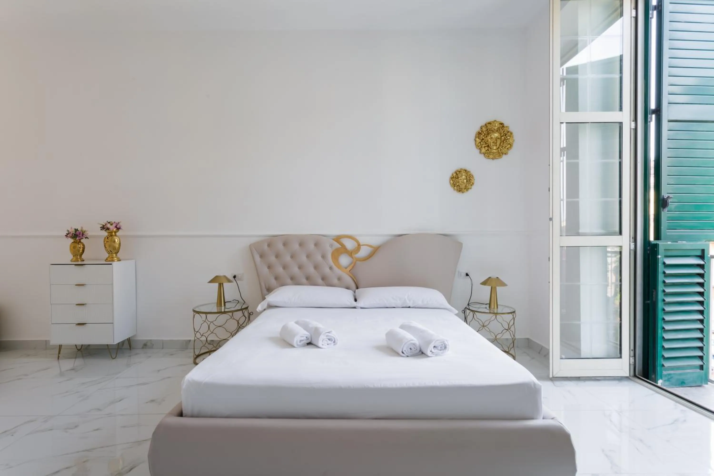 Bed in Golden Suites by Dimorra