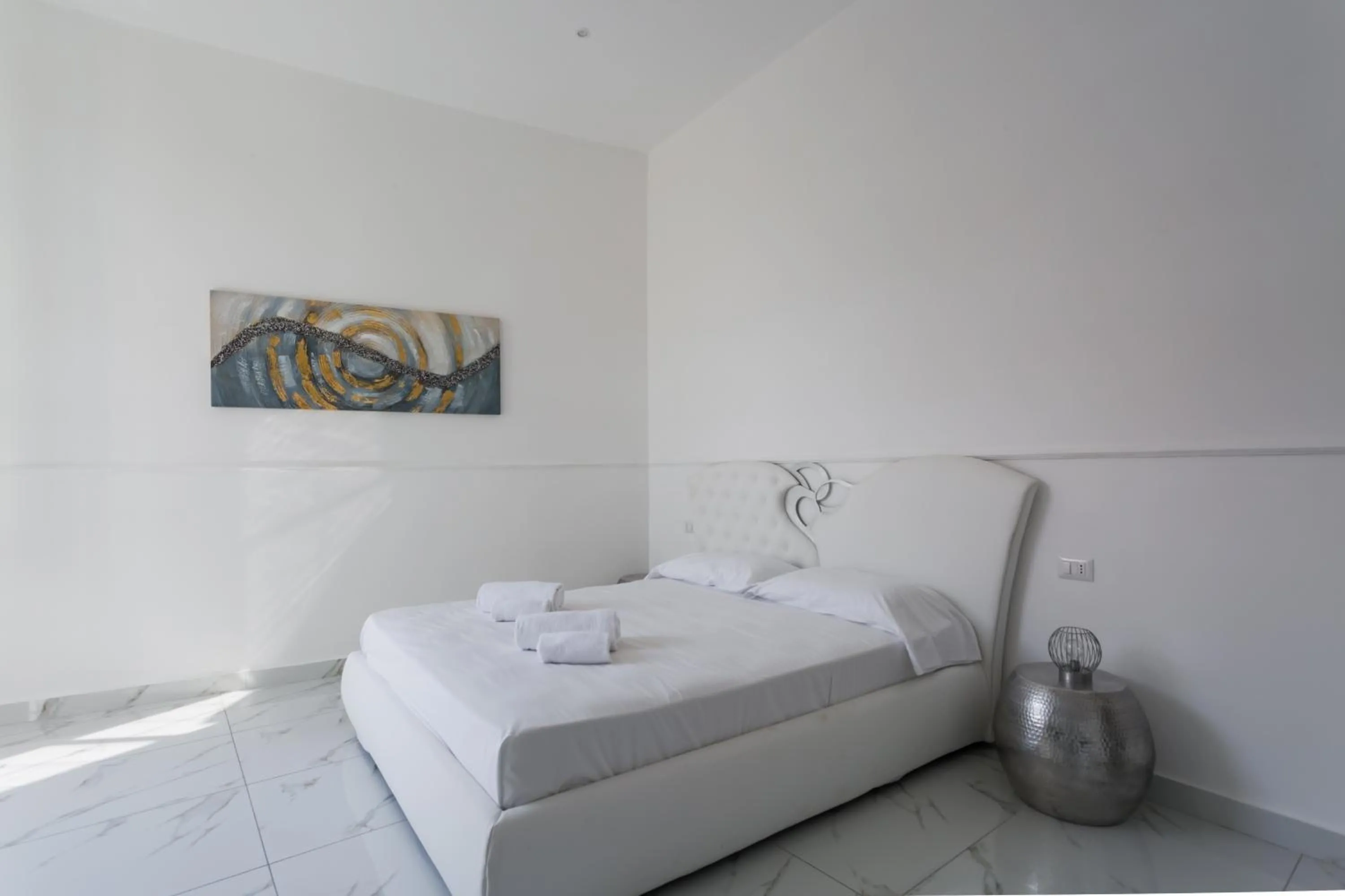 Bed in Golden Suites by Dimorra