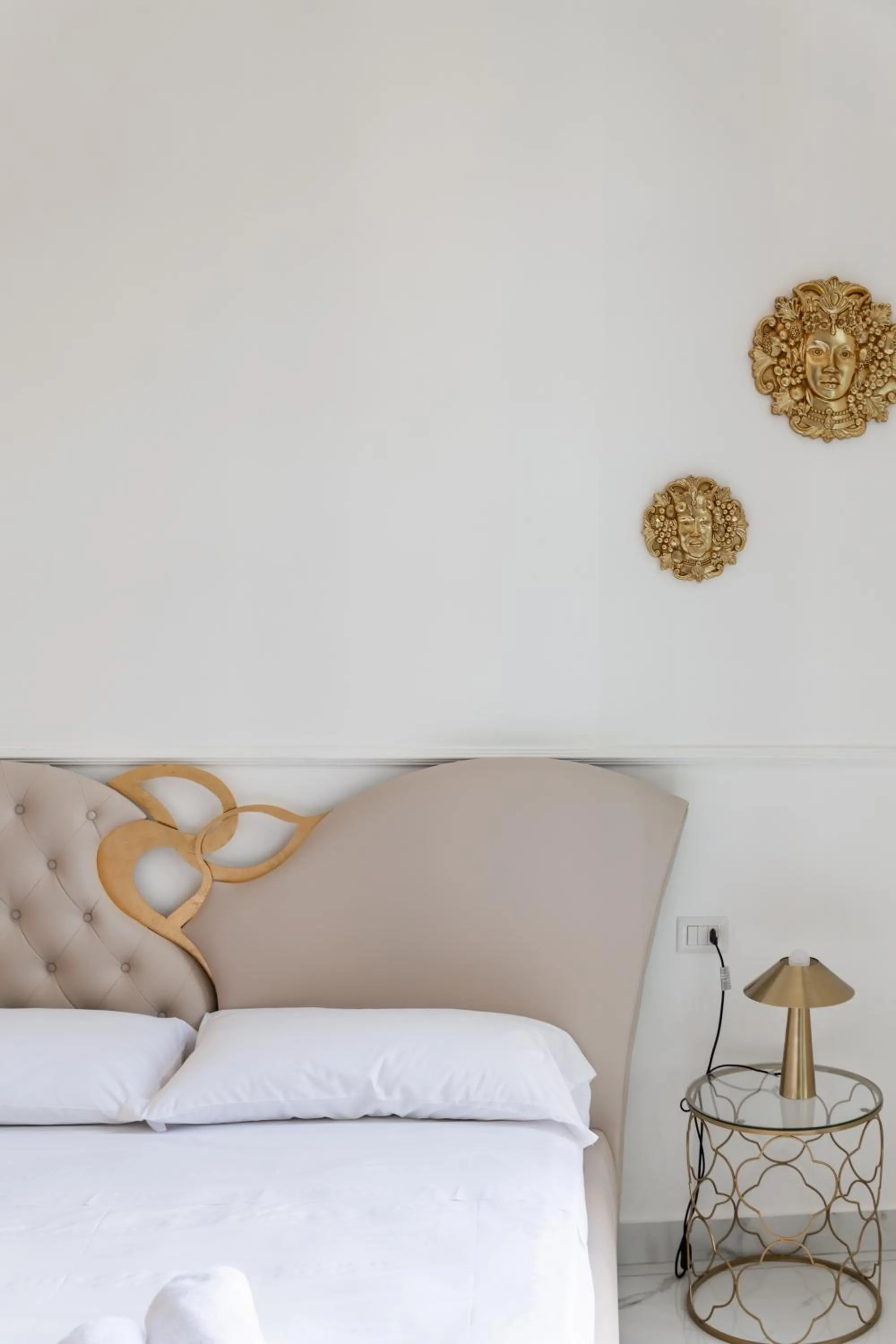 Bed in Golden Suites by Dimorra