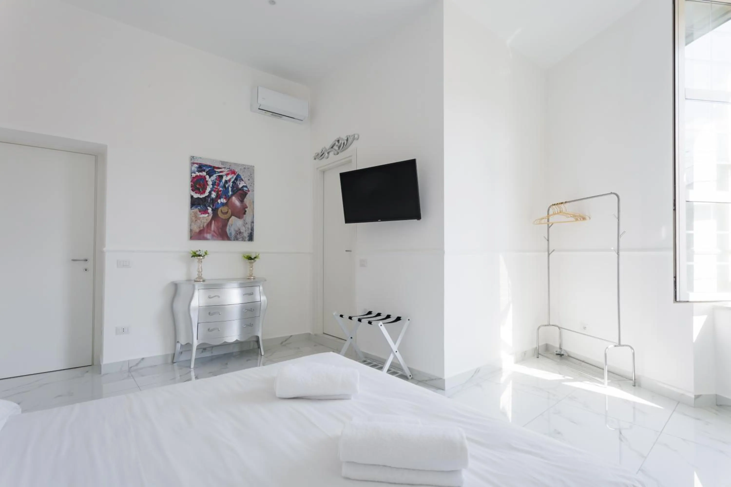 Bed in Golden Suites by Dimorra