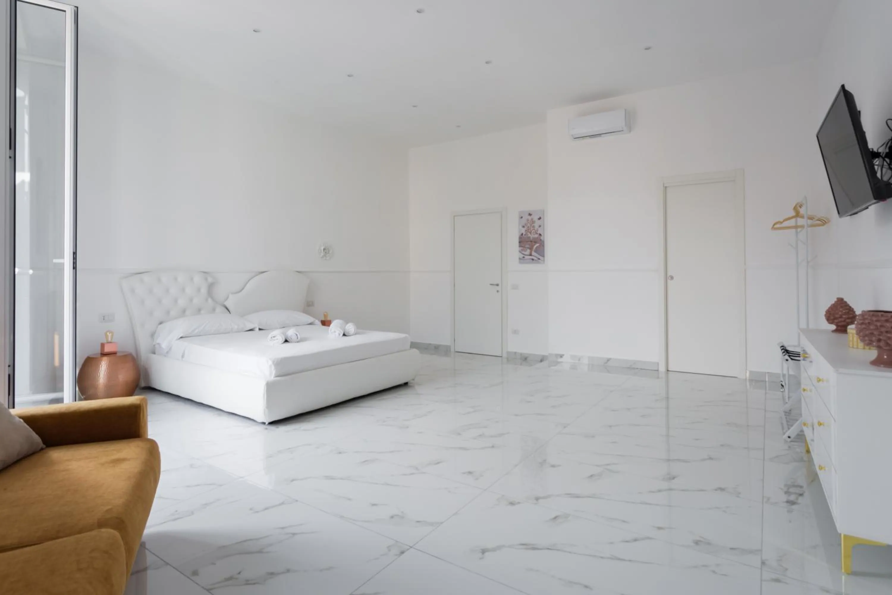 Bed in Golden Suites by Dimorra