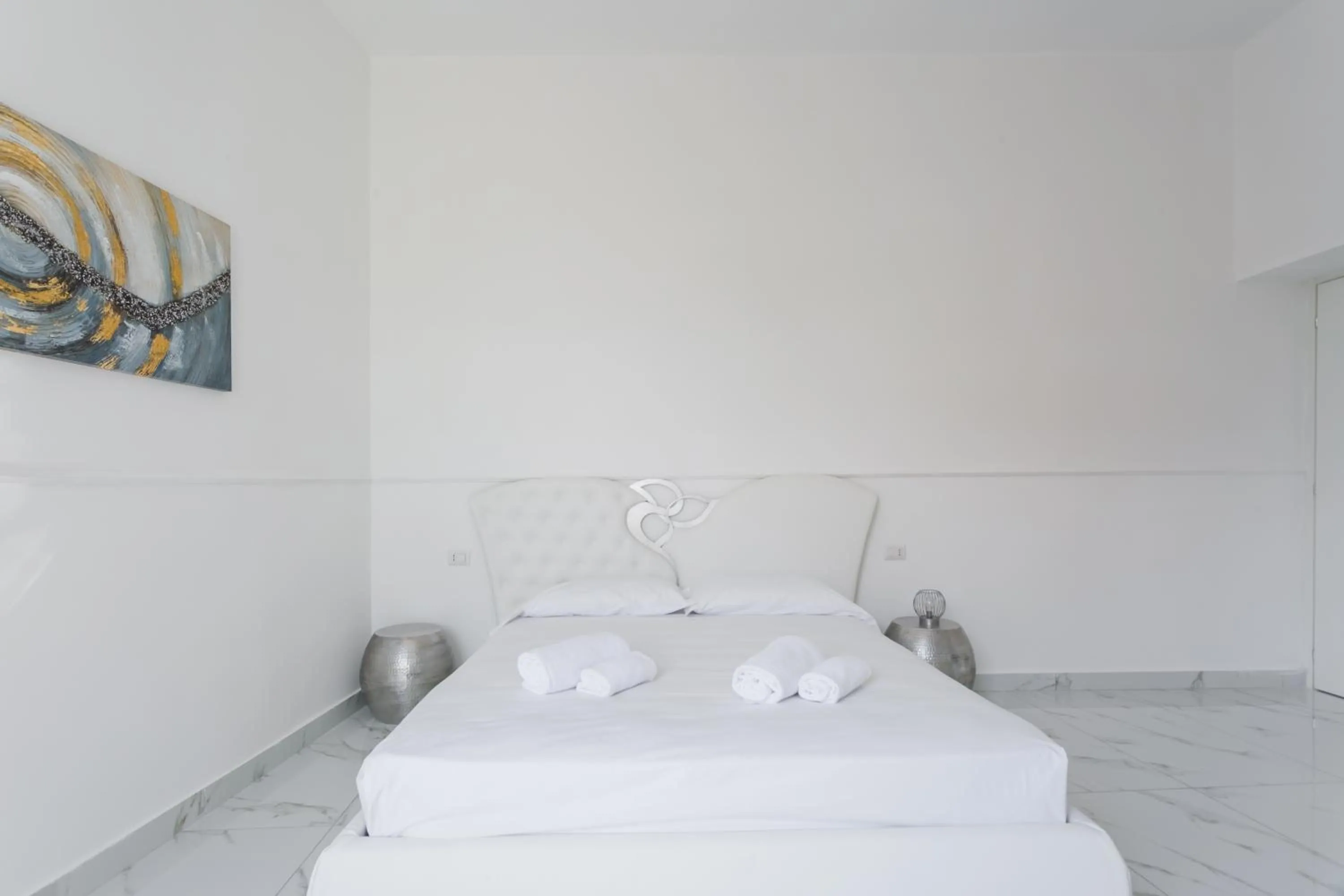 Bed in Golden Suites by Dimorra