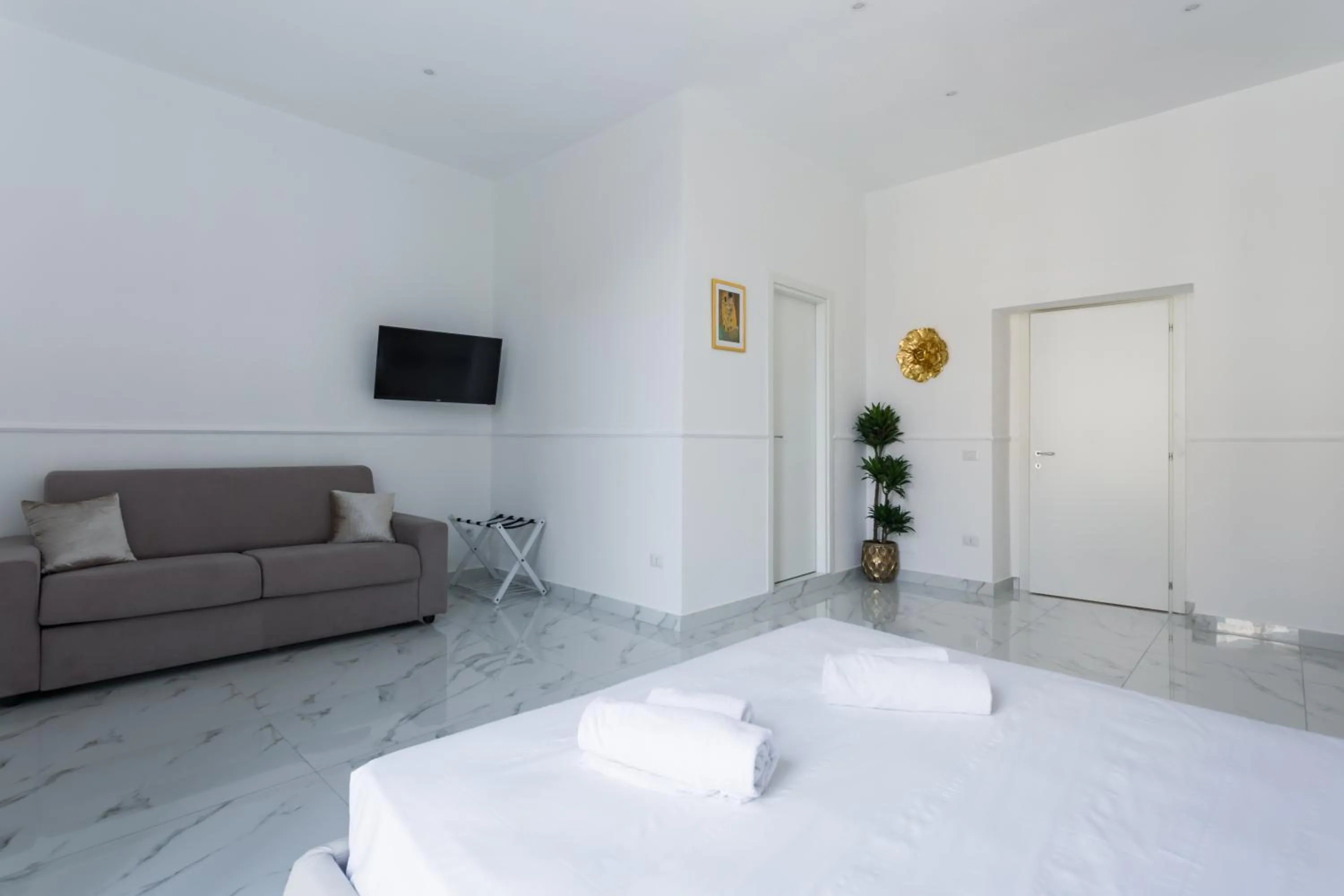 Bed in Golden Suites by Dimorra
