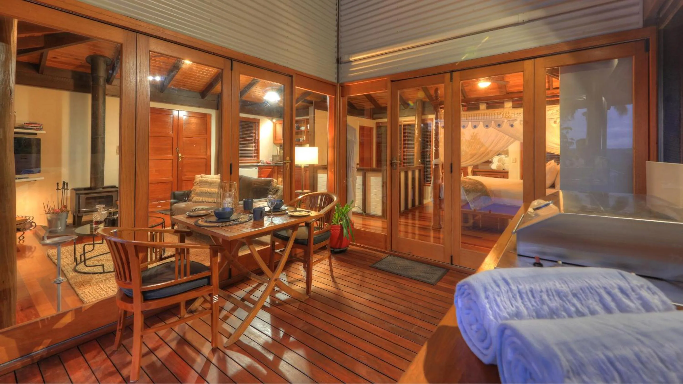 Dining area, Bed in Montville Misty View Cottages