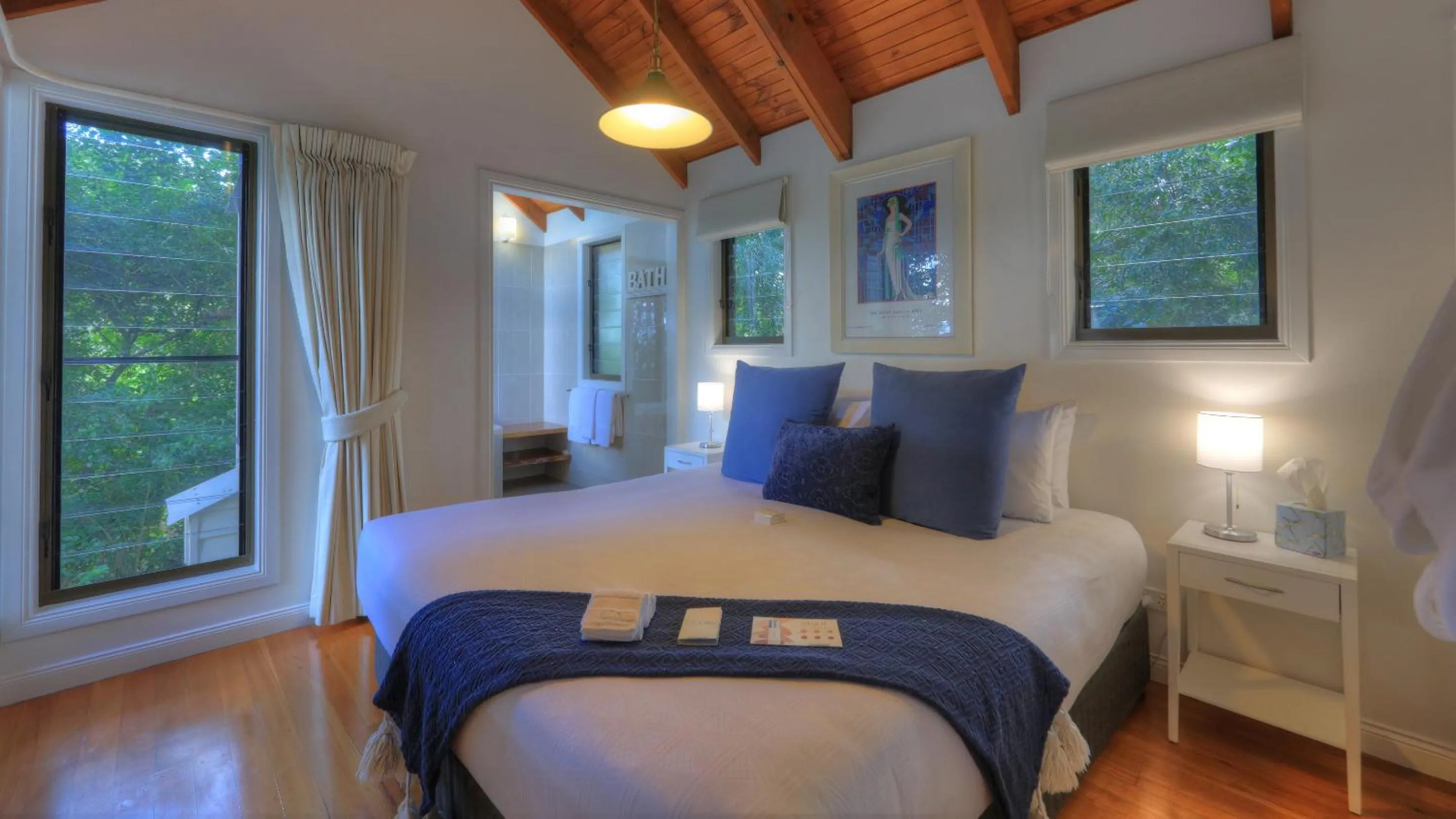 Bedroom, Bed in Montville Misty View Cottages