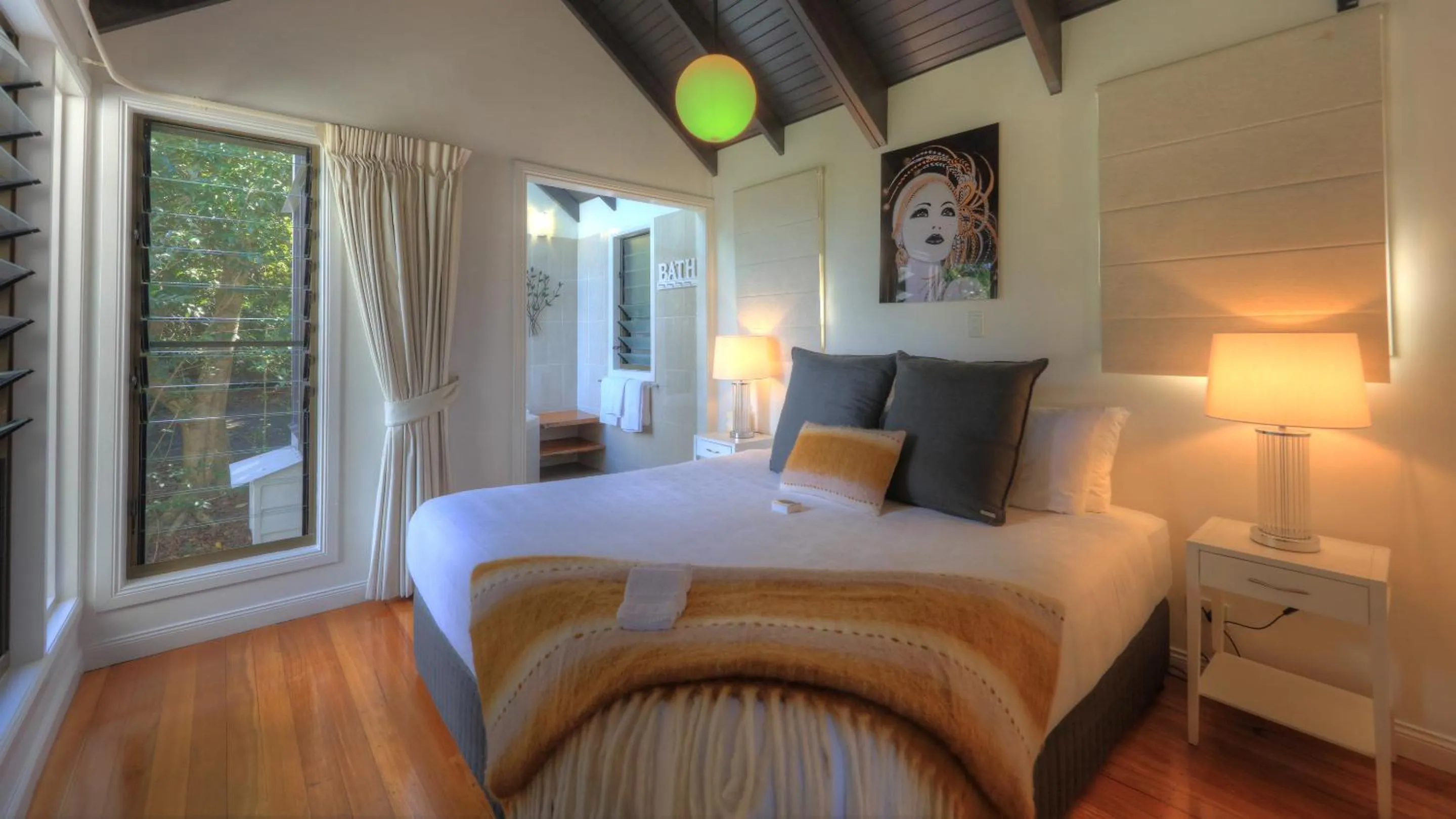 Bed in Montville Misty View Cottages