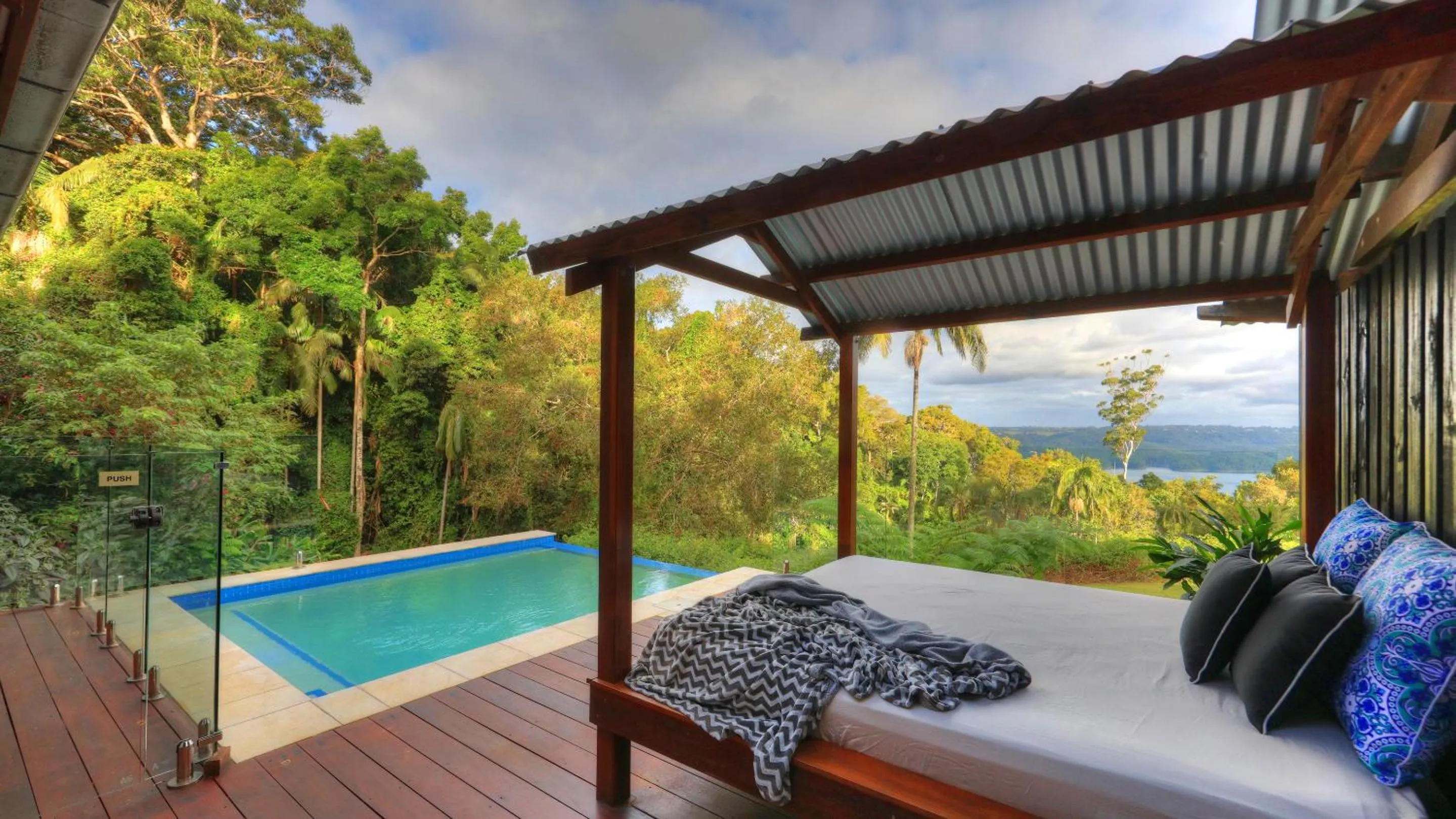 Swimming pool in Montville Misty View Cottages