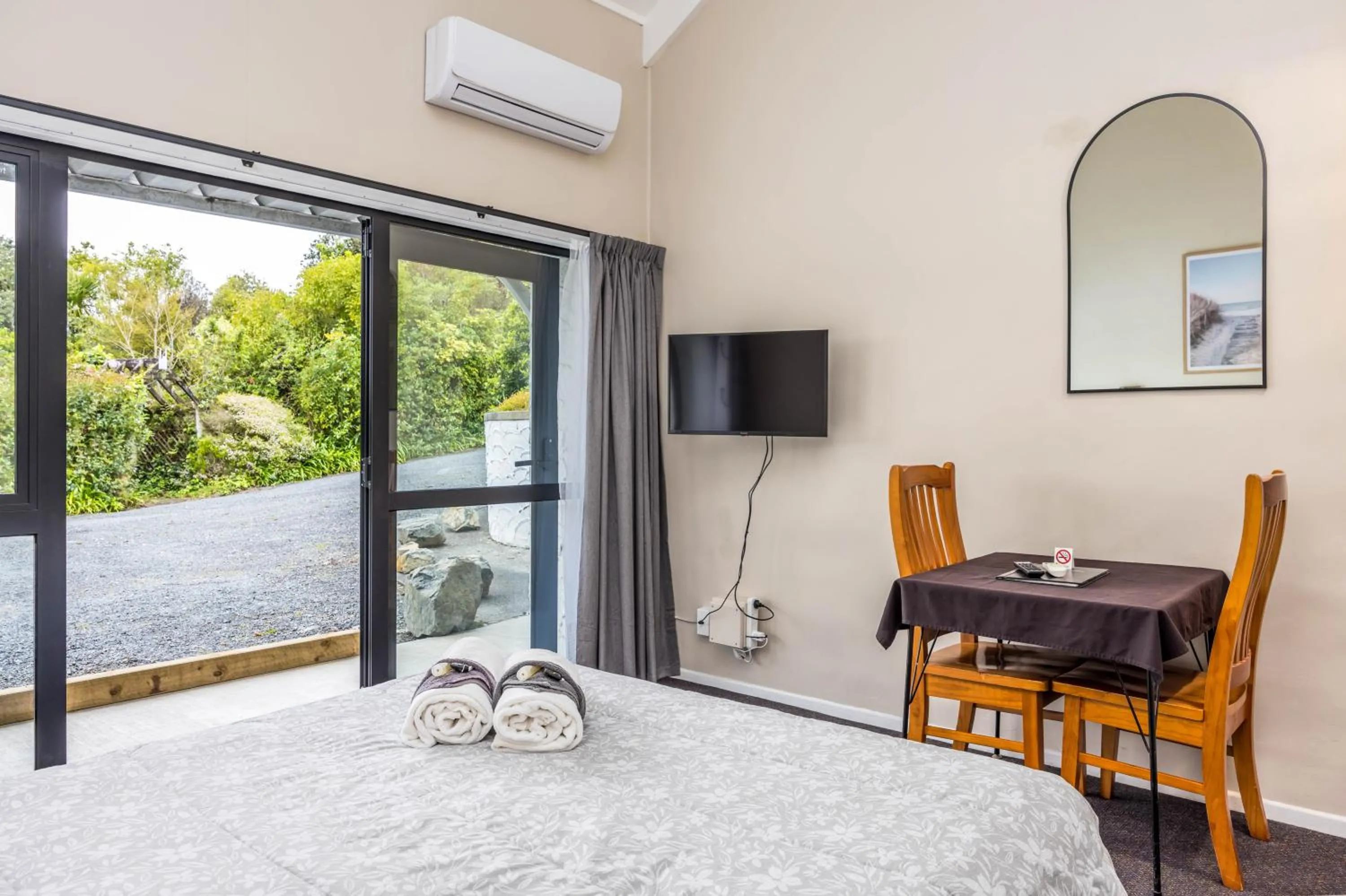 Bed in Sun Valley Motel