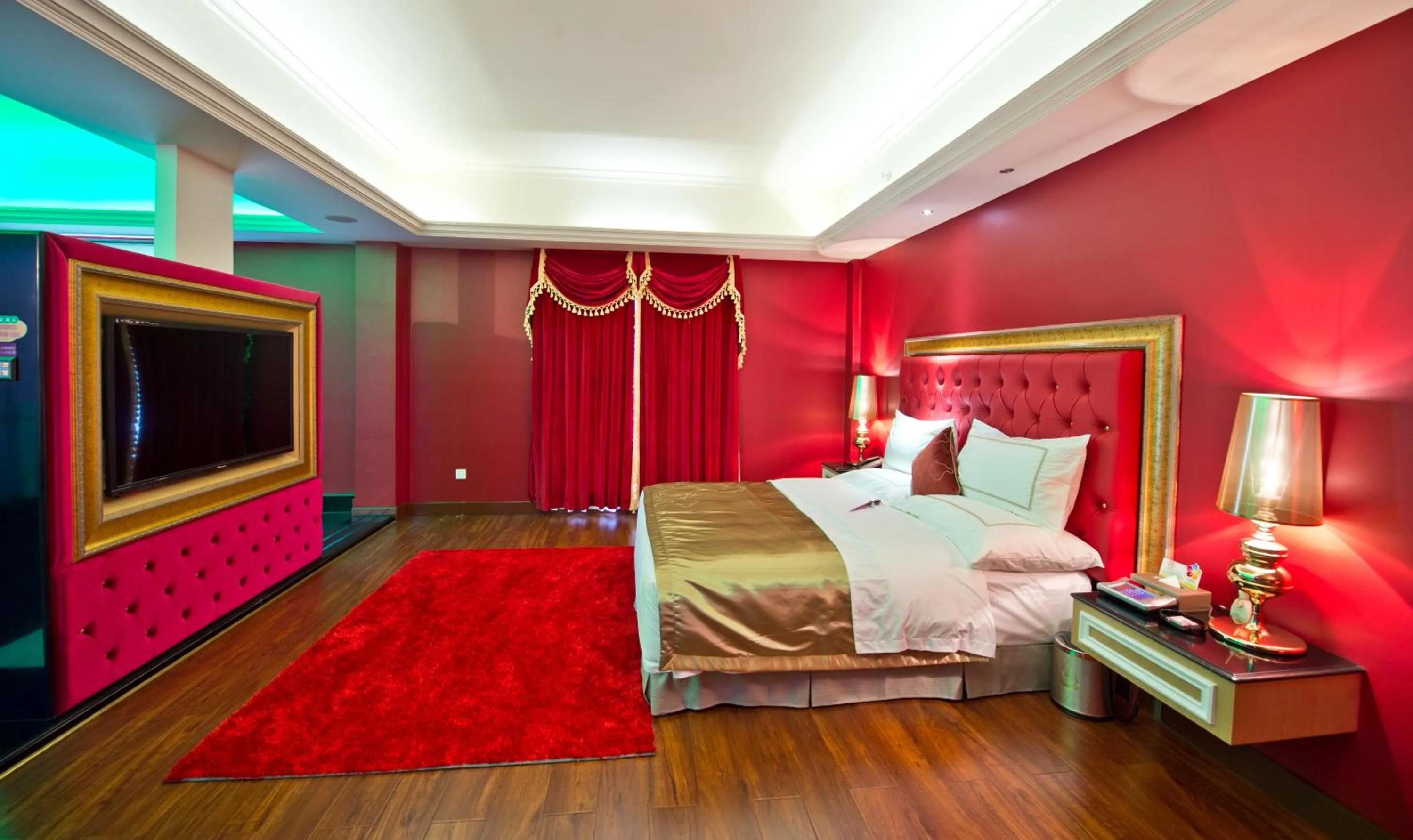 Bed in The Royal Pinnacle Hotel