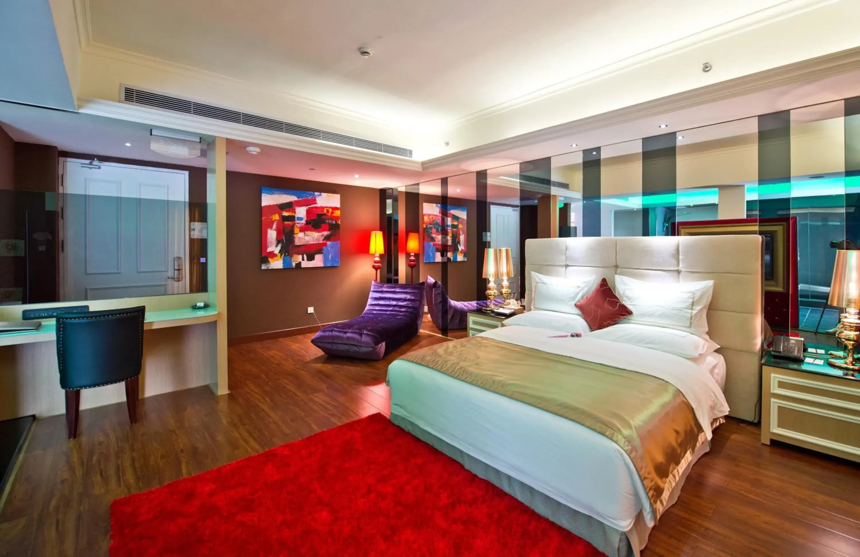 Bed in The Royal Pinnacle Hotel Bed in The Royal Pinnacle Hotel