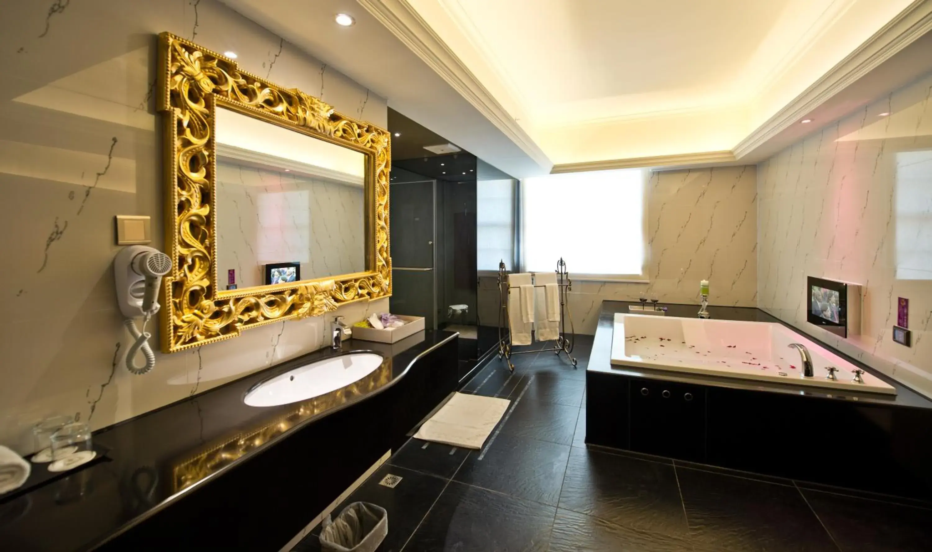 Toilet, Bed in The Royal Pinnacle Hotel Toilet, Bed in The Royal Pinnacle Hotel