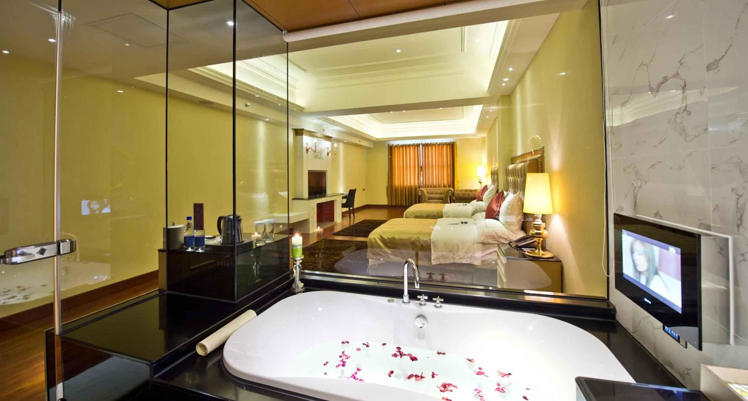 Toilet, Bed in The Royal Pinnacle Hotel