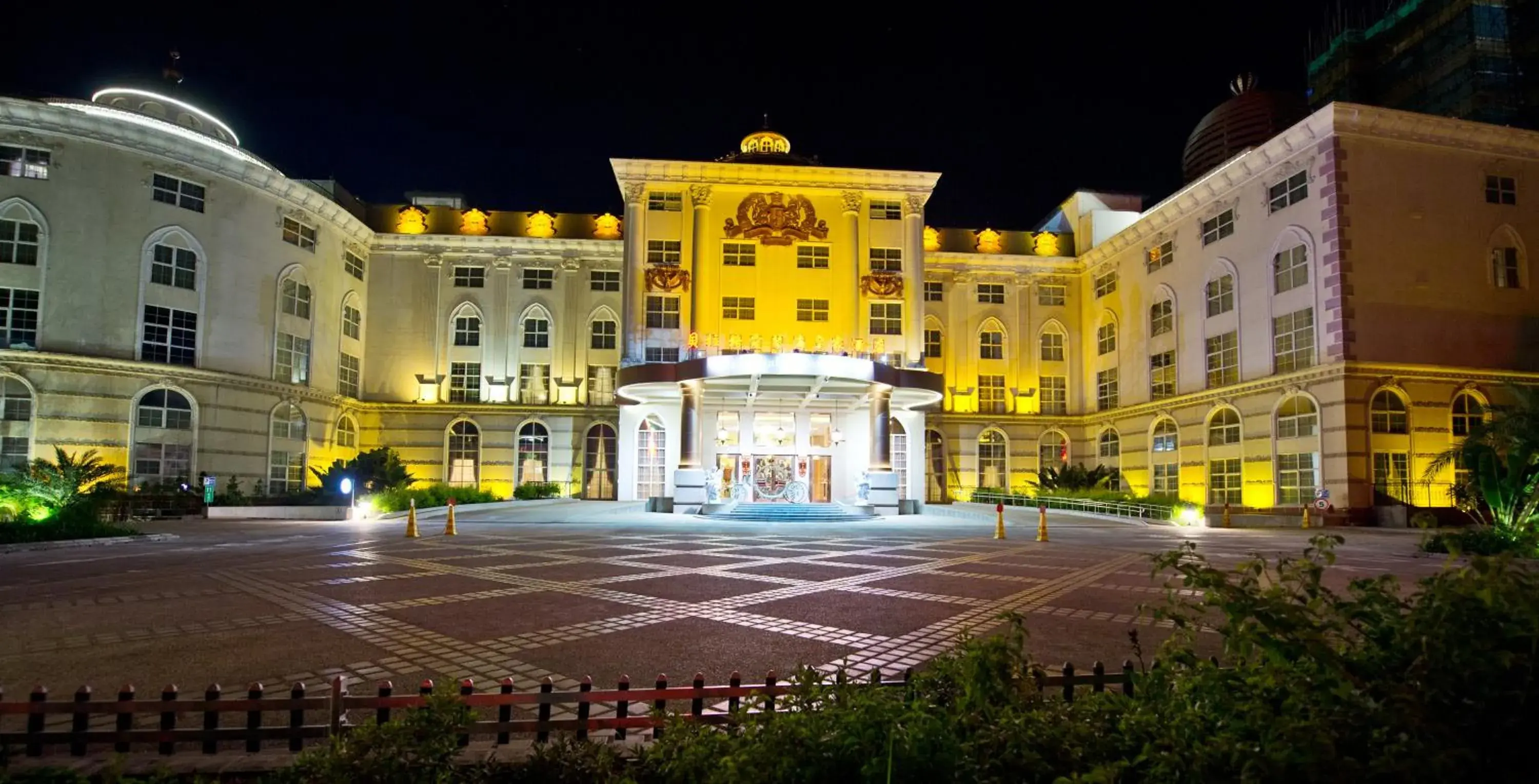 Facade/entrance in The Royal Pinnacle Hotel Facade/entrance in The Royal Pinnacle Hotel