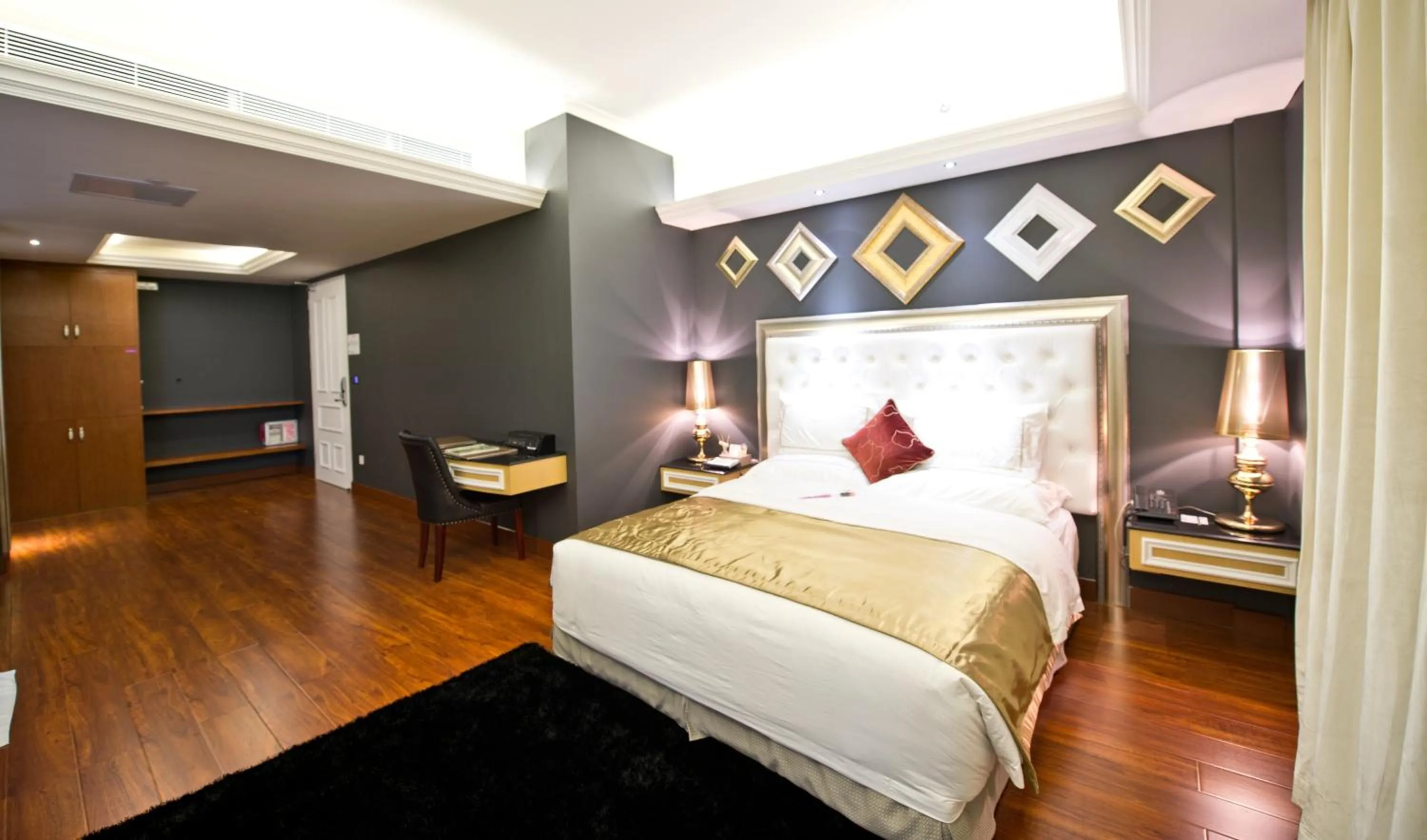 Bed in The Royal Pinnacle Hotel