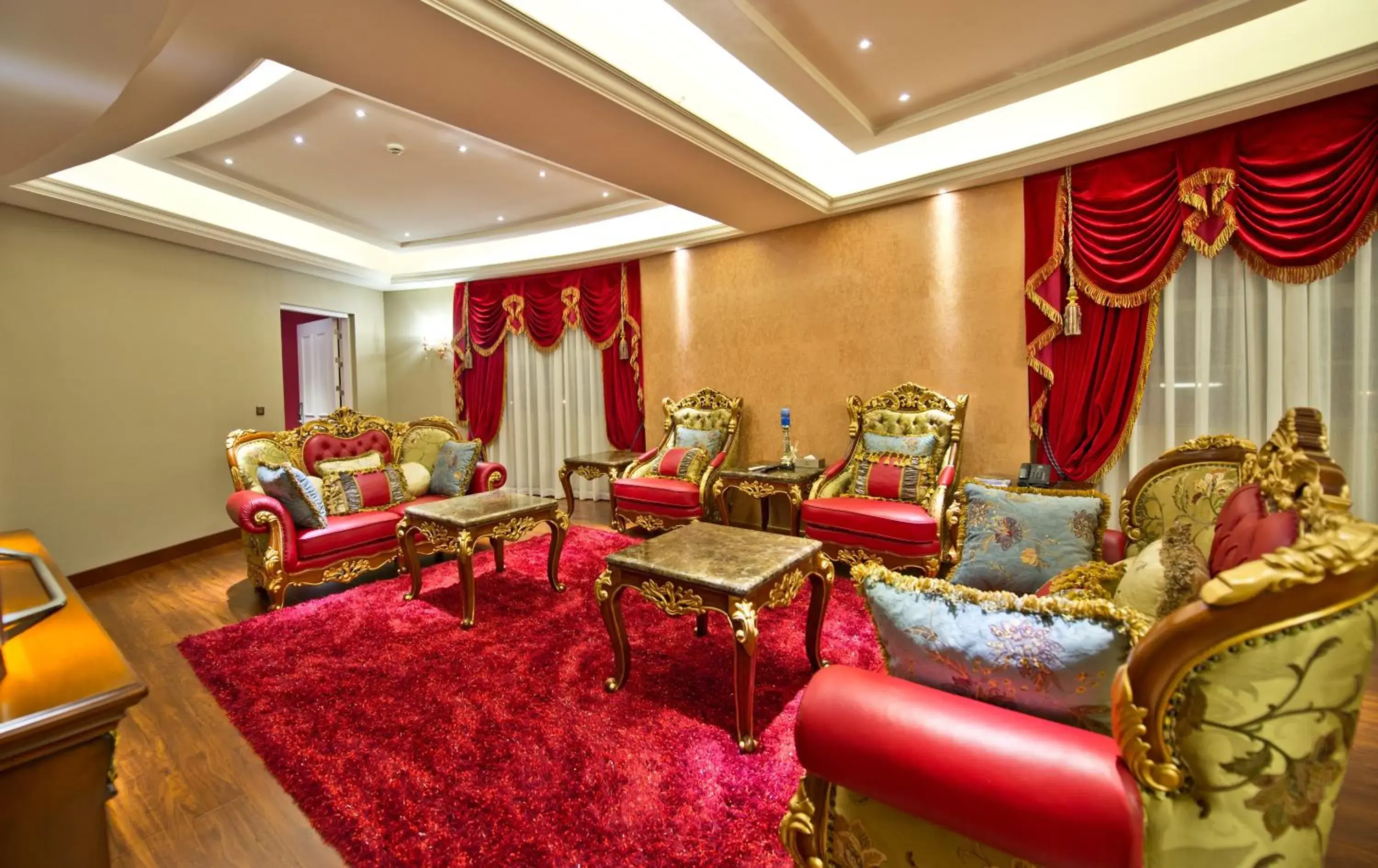 Living room in The Royal Pinnacle Hotel Living room in The Royal Pinnacle Hotel