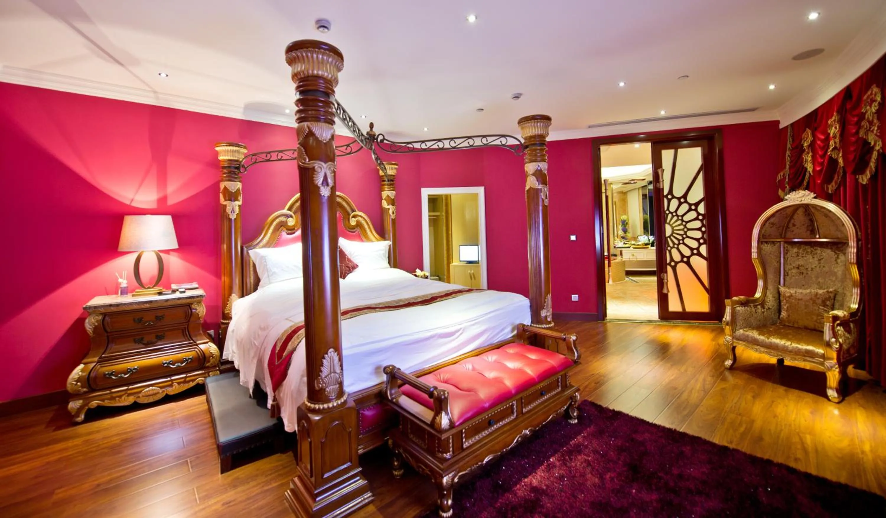 Bed in The Royal Pinnacle Hotel