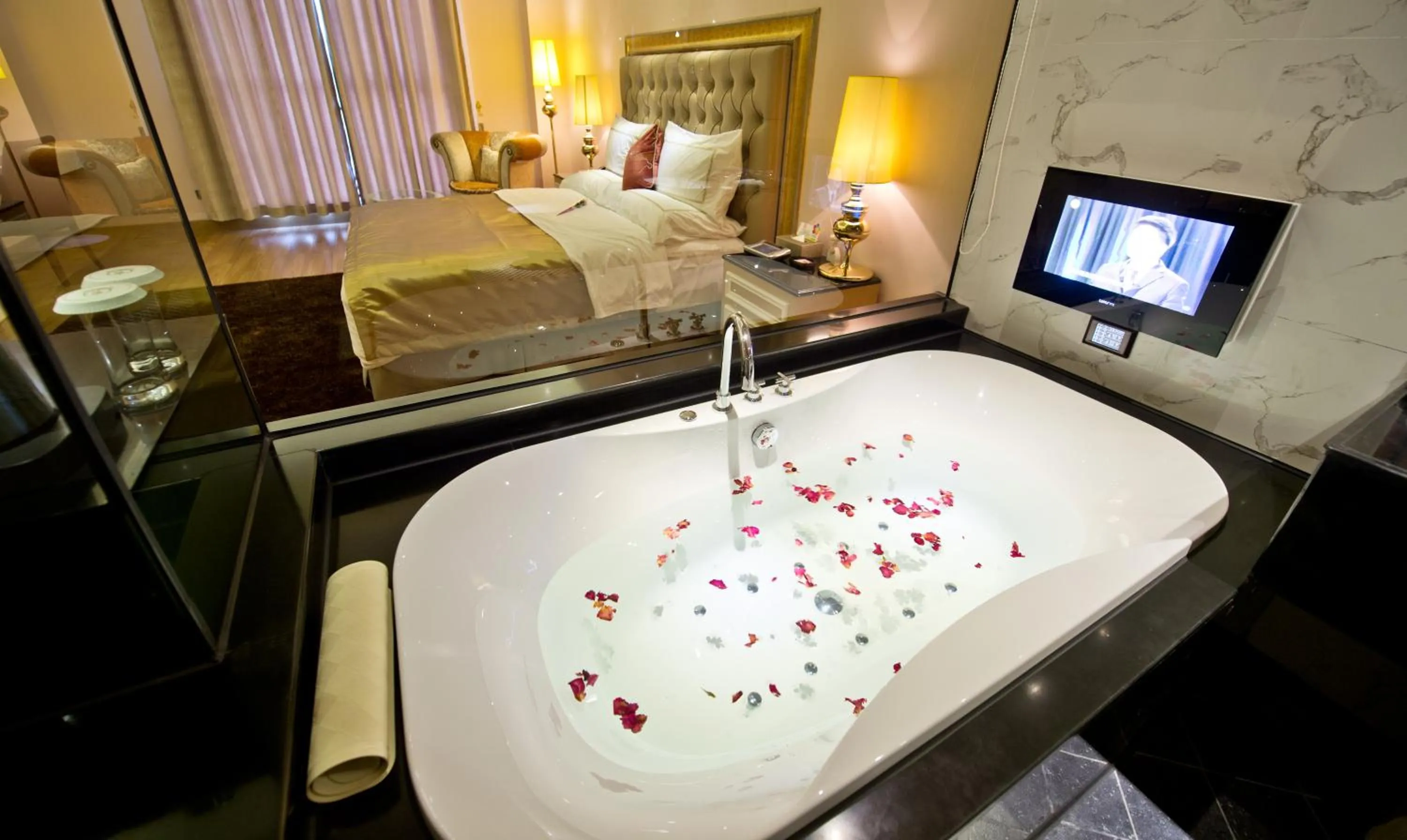 Bathroom, Bed in The Royal Pinnacle Hotel