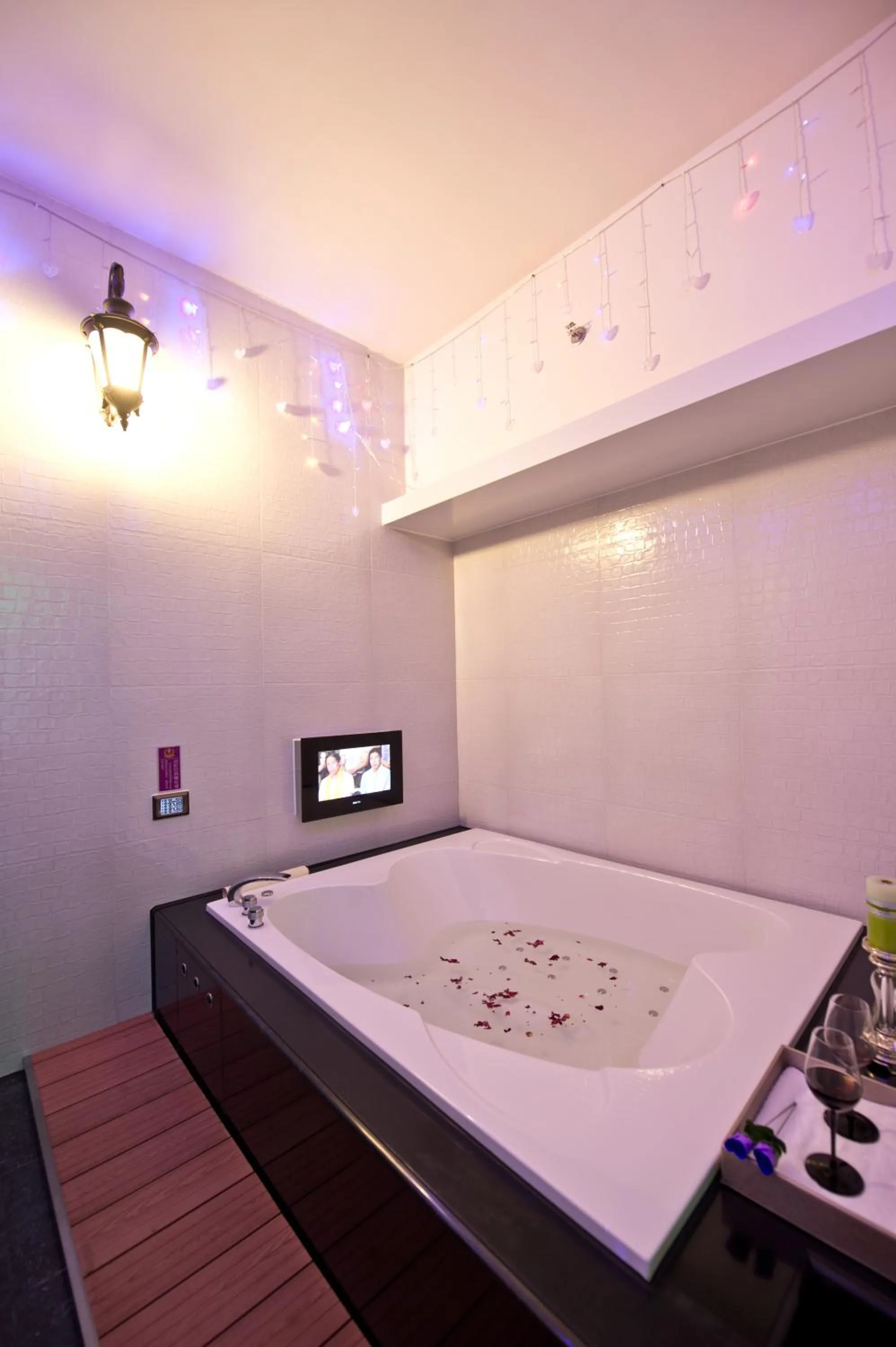 Toilet, Bed in The Royal Pinnacle Hotel