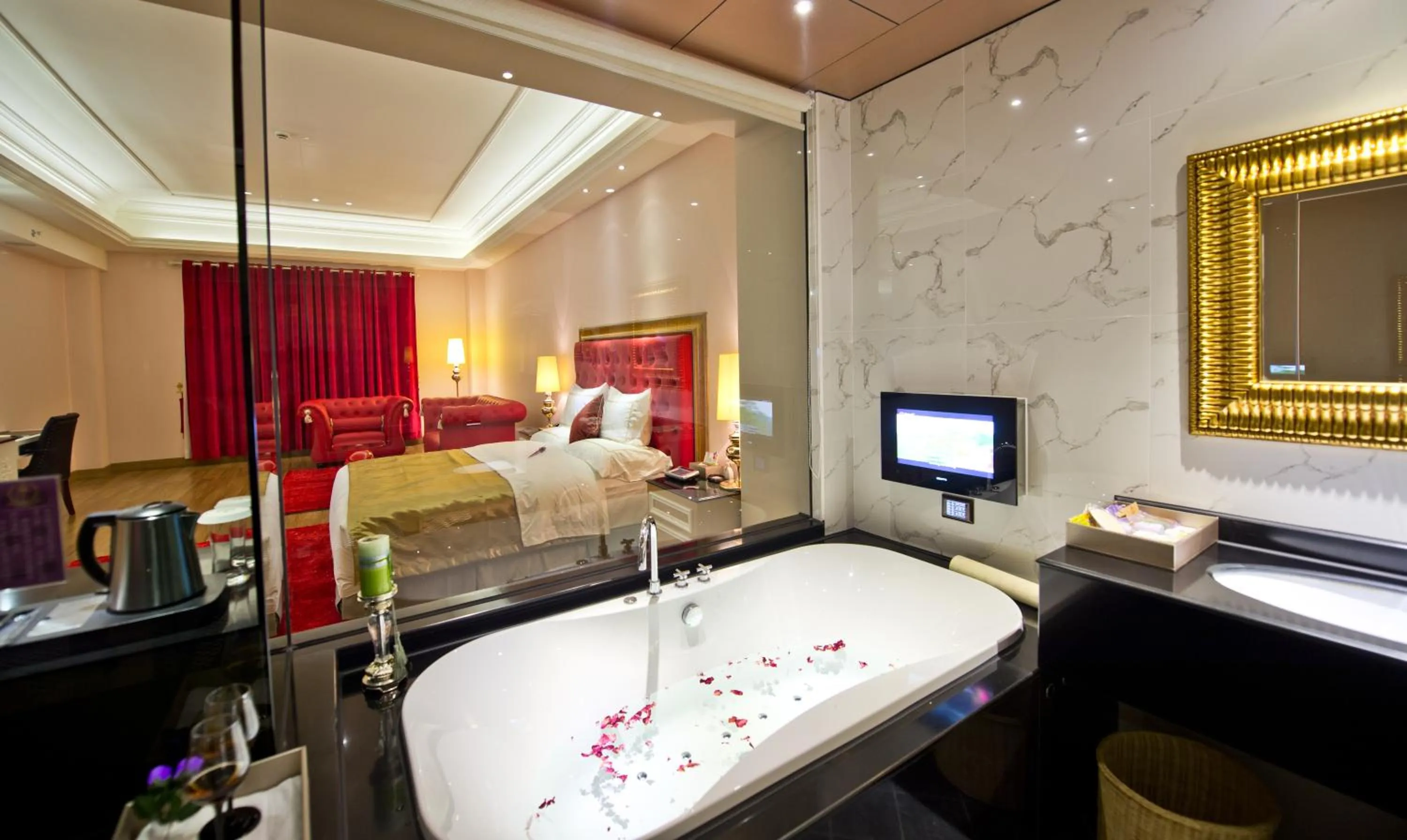 Toilet, Bed in The Royal Pinnacle Hotel