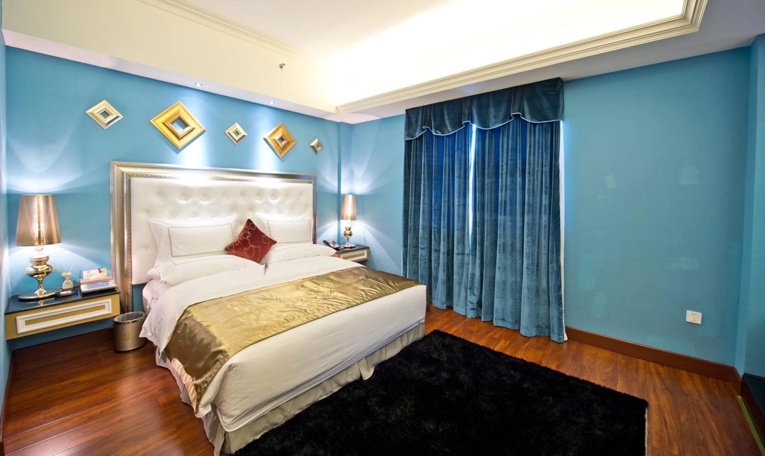 Bed in The Royal Pinnacle Hotel