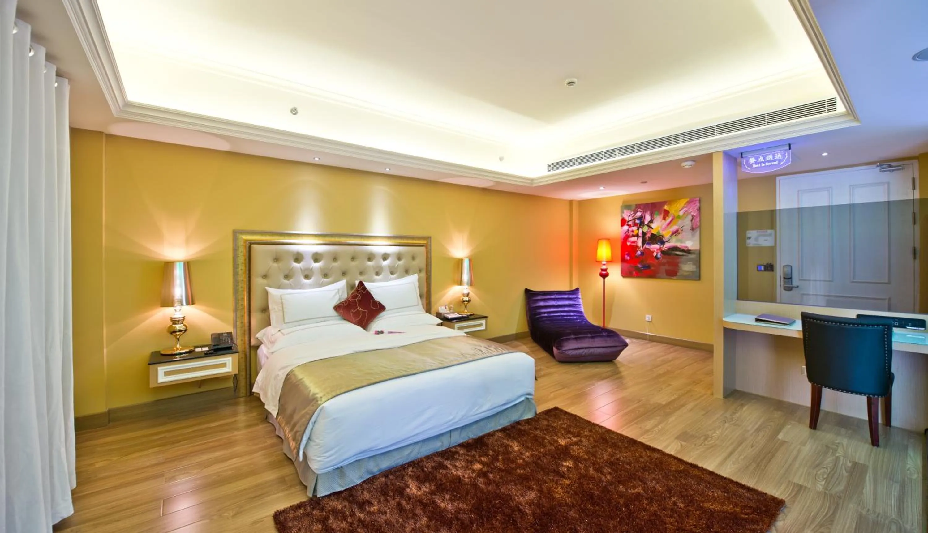 Bed in The Royal Pinnacle Hotel