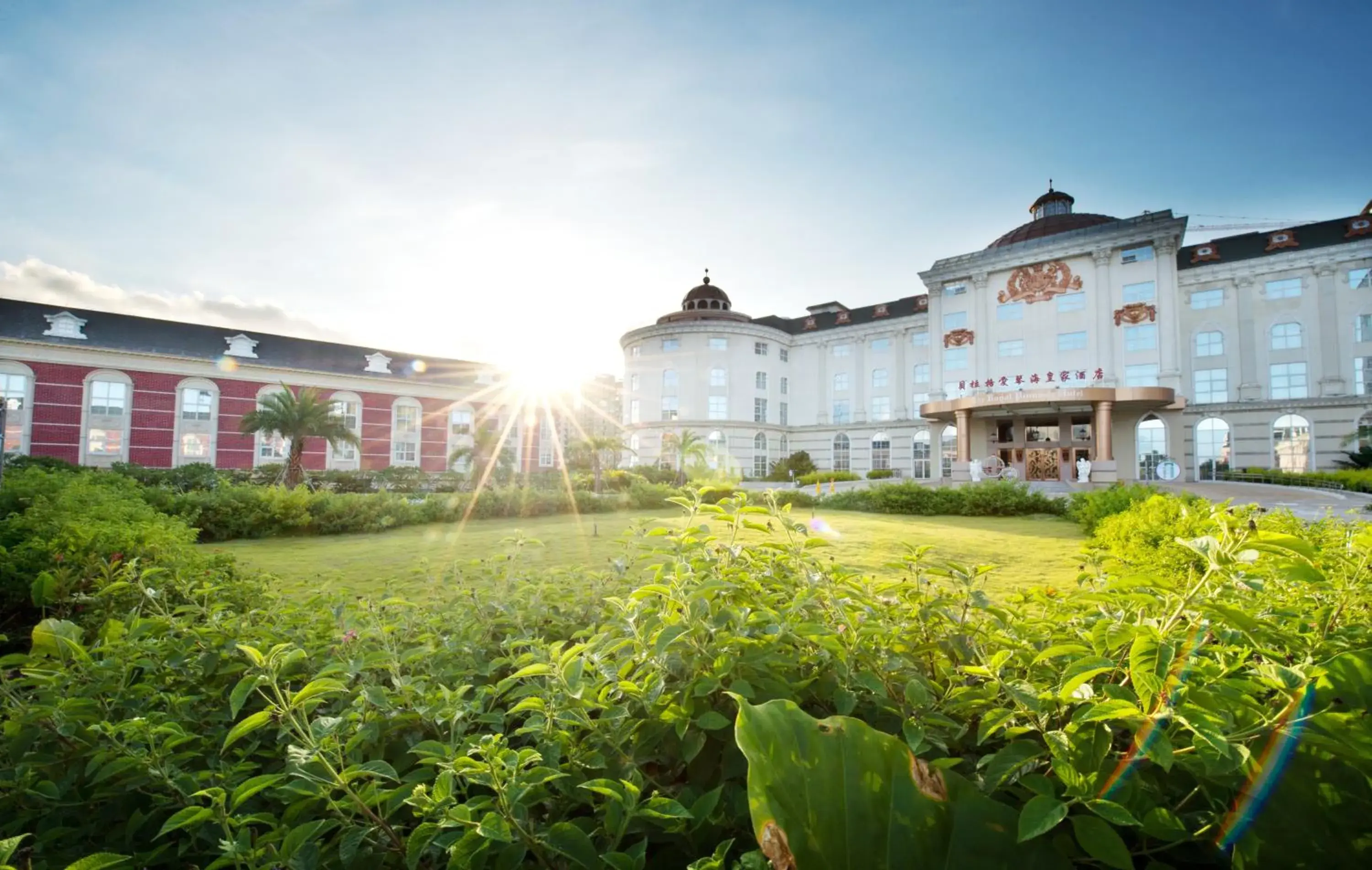 Facade/entrance in The Royal Pinnacle Hotel Facade/entrance in The Royal Pinnacle Hotel