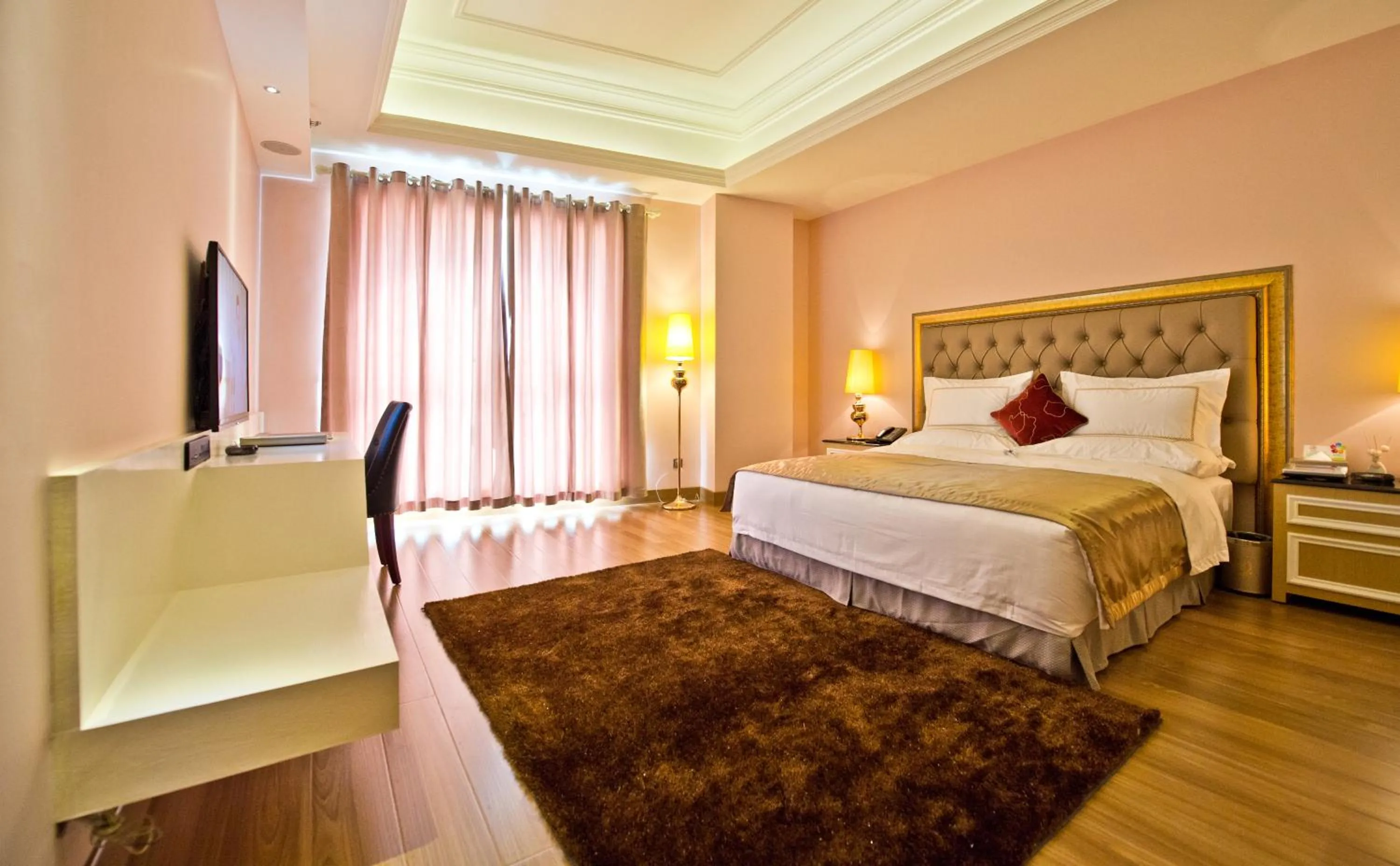 Bed in The Royal Pinnacle Hotel