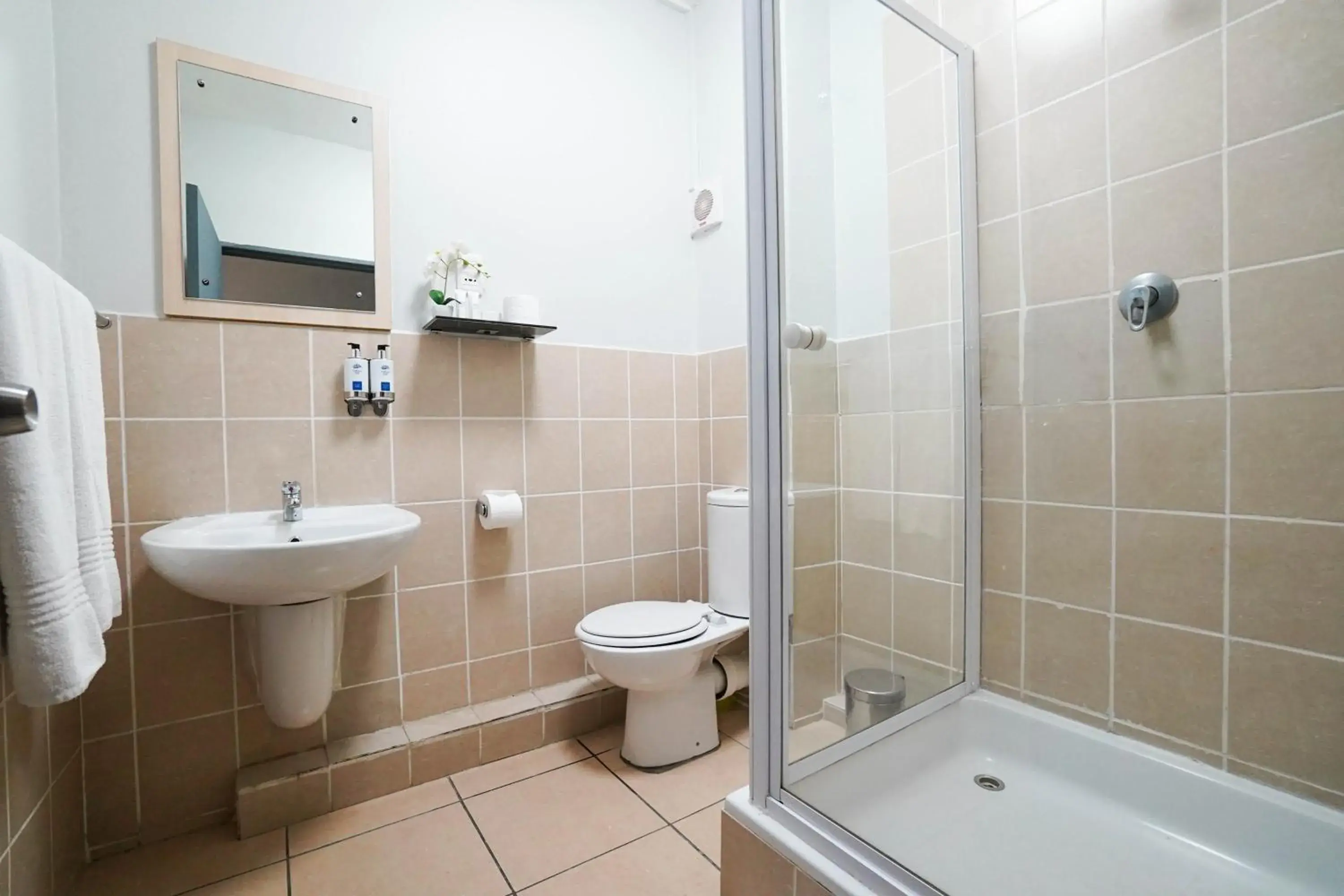 Bathroom in Inani Hotel Gallagher Bathroom in Inani Hotel Gallagher