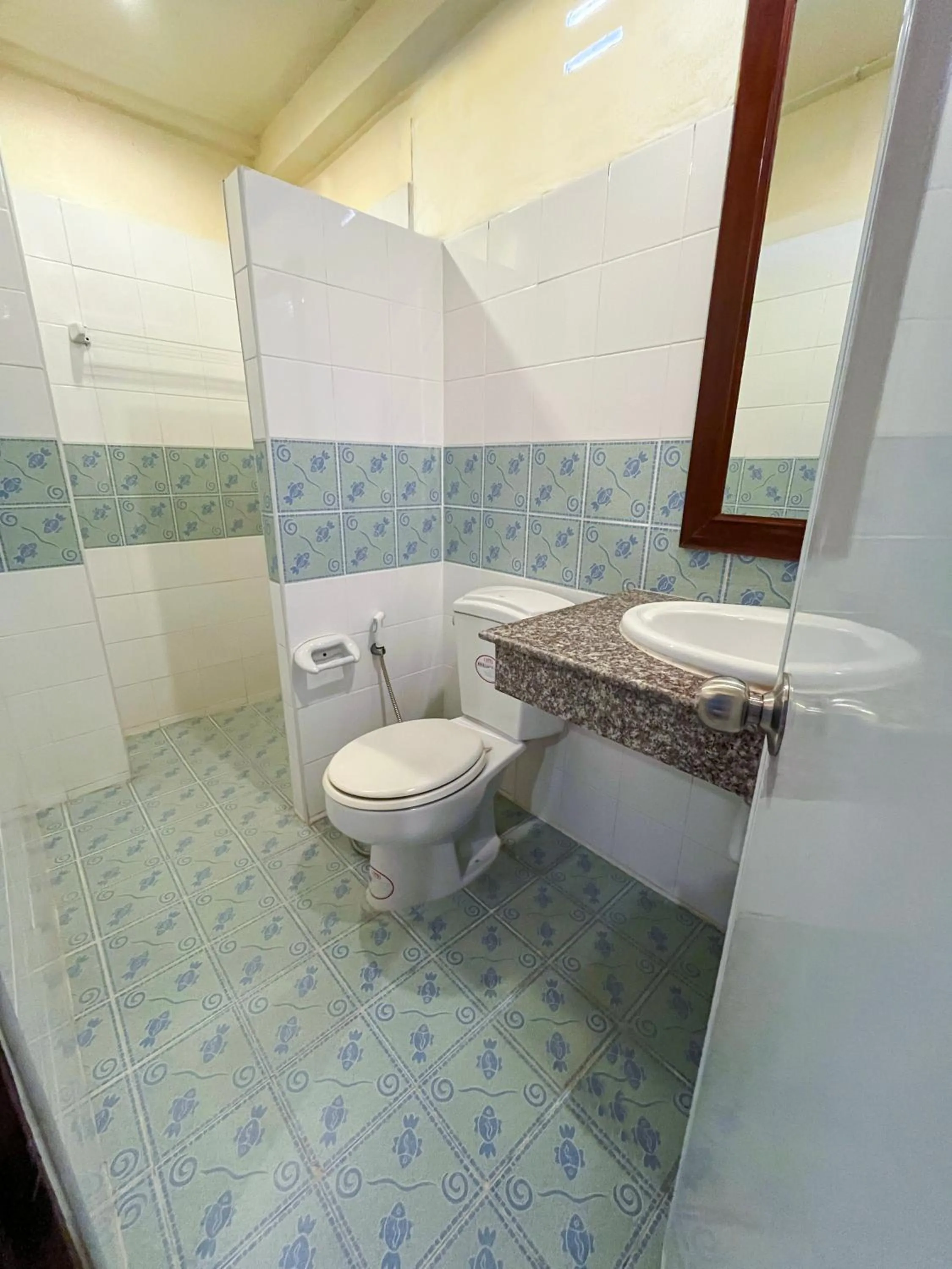 Shower in The Atnal Lanta Budget and Eco Friendly hotel in Koh Lanta