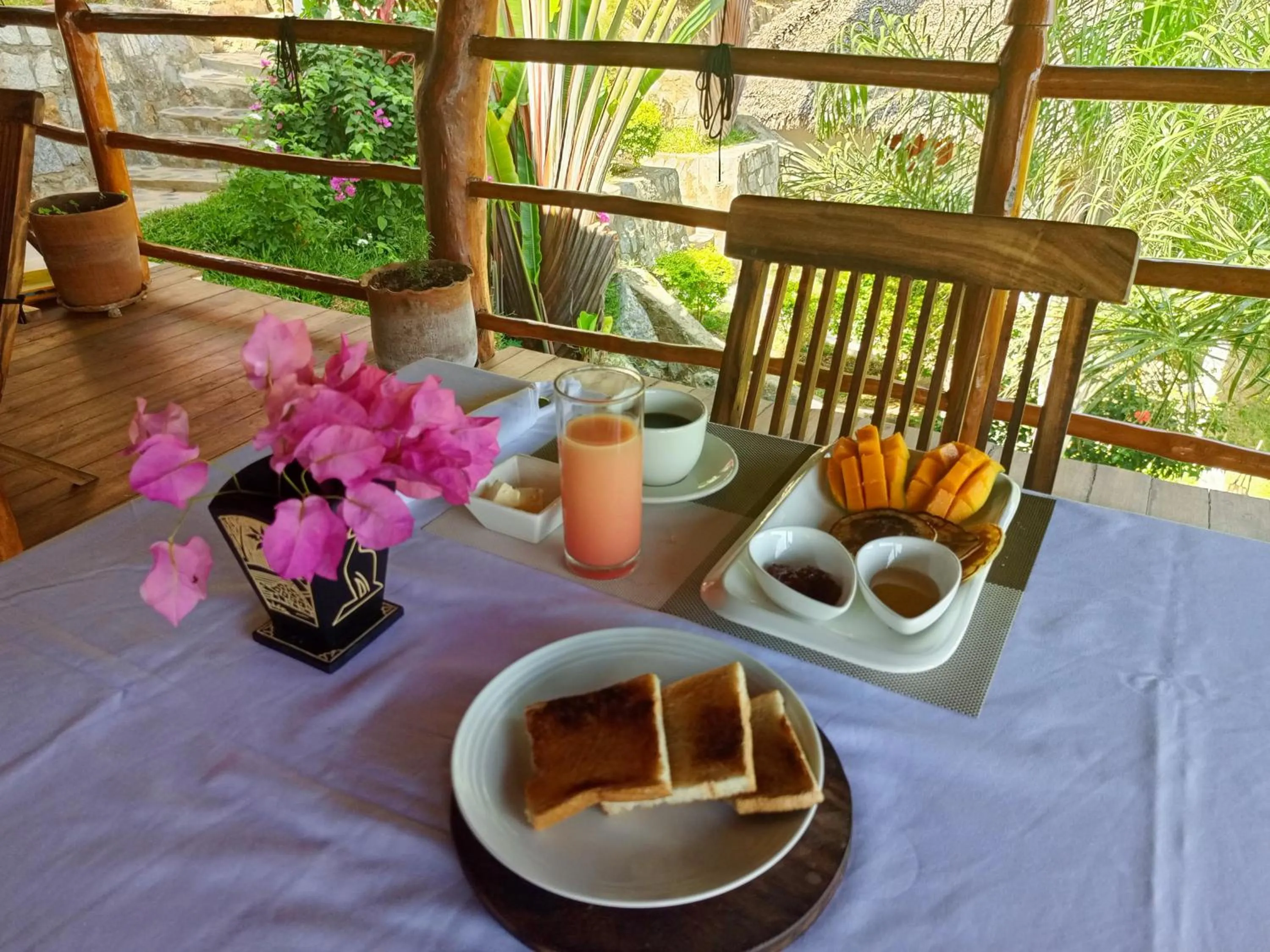 Breakfast in Tiki Komba