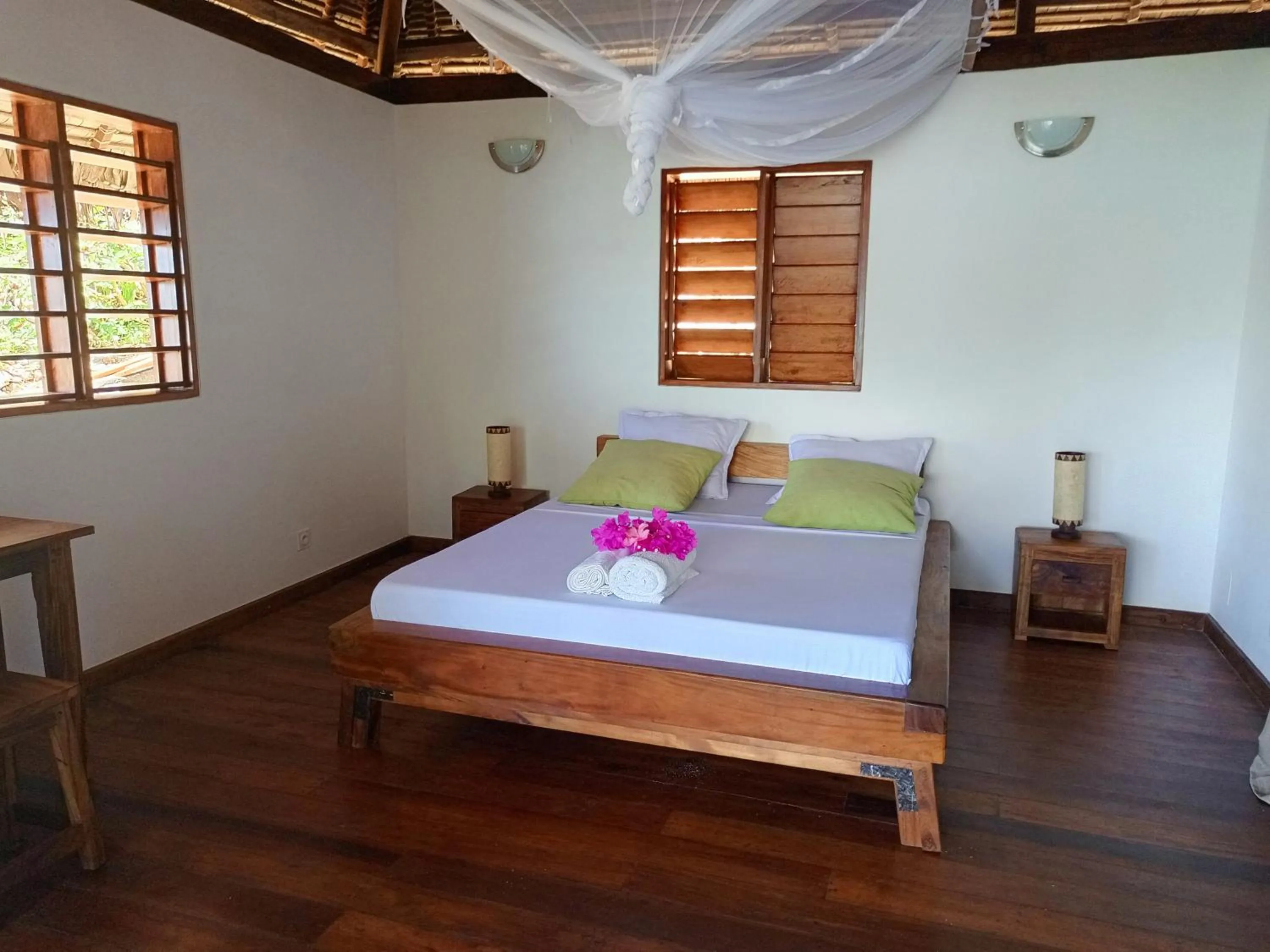 Bedroom, Bed in Tiki Komba