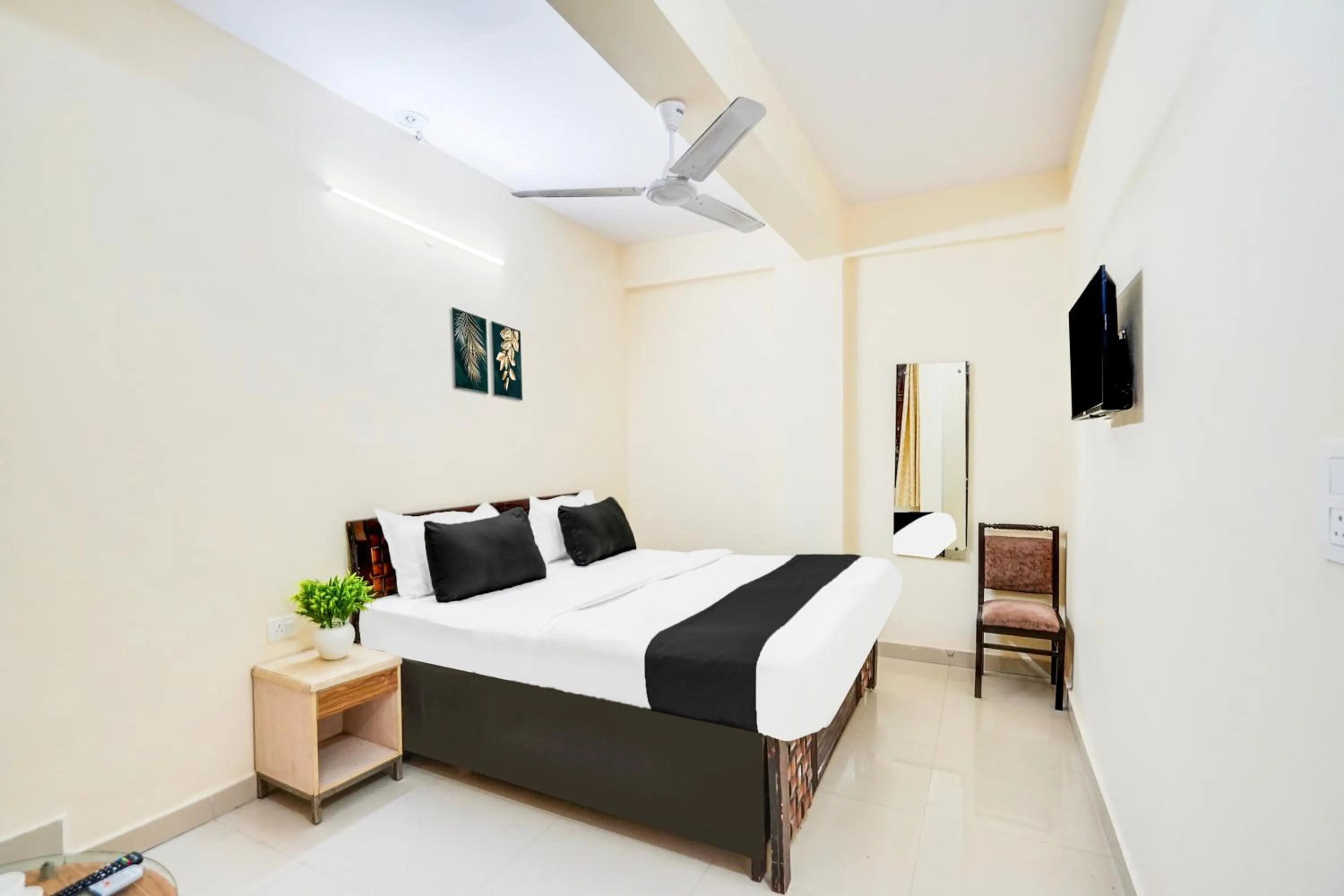 Bedroom, Bed in Hotel O YATRA INN