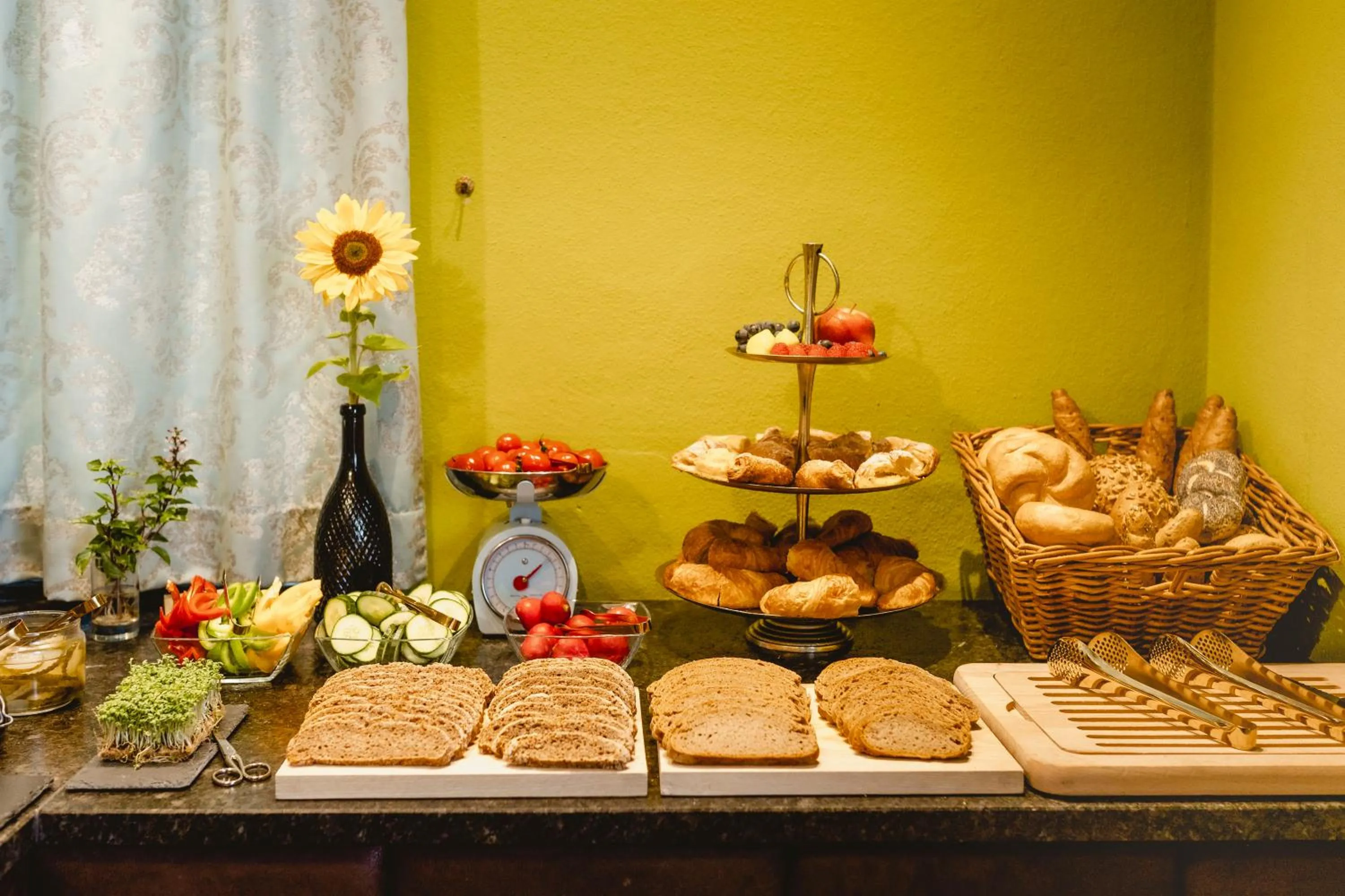 Buffet breakfast in Das Franzl - Bett & Brot