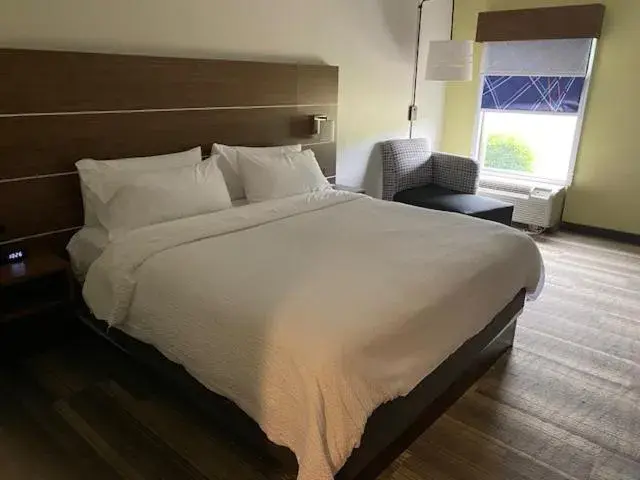 Bed in Holiday Inn Express Bed in Holiday Inn Express