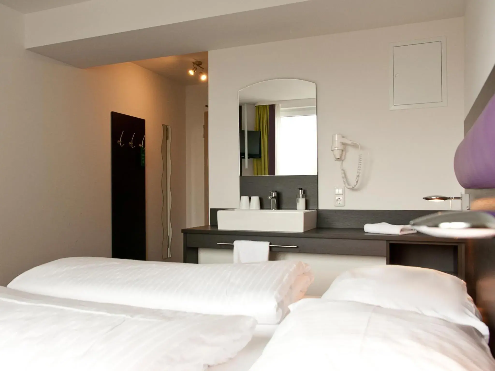 Single Room in B&F Hotel am Neumarkt Single Room in B&F Hotel am Neumarkt