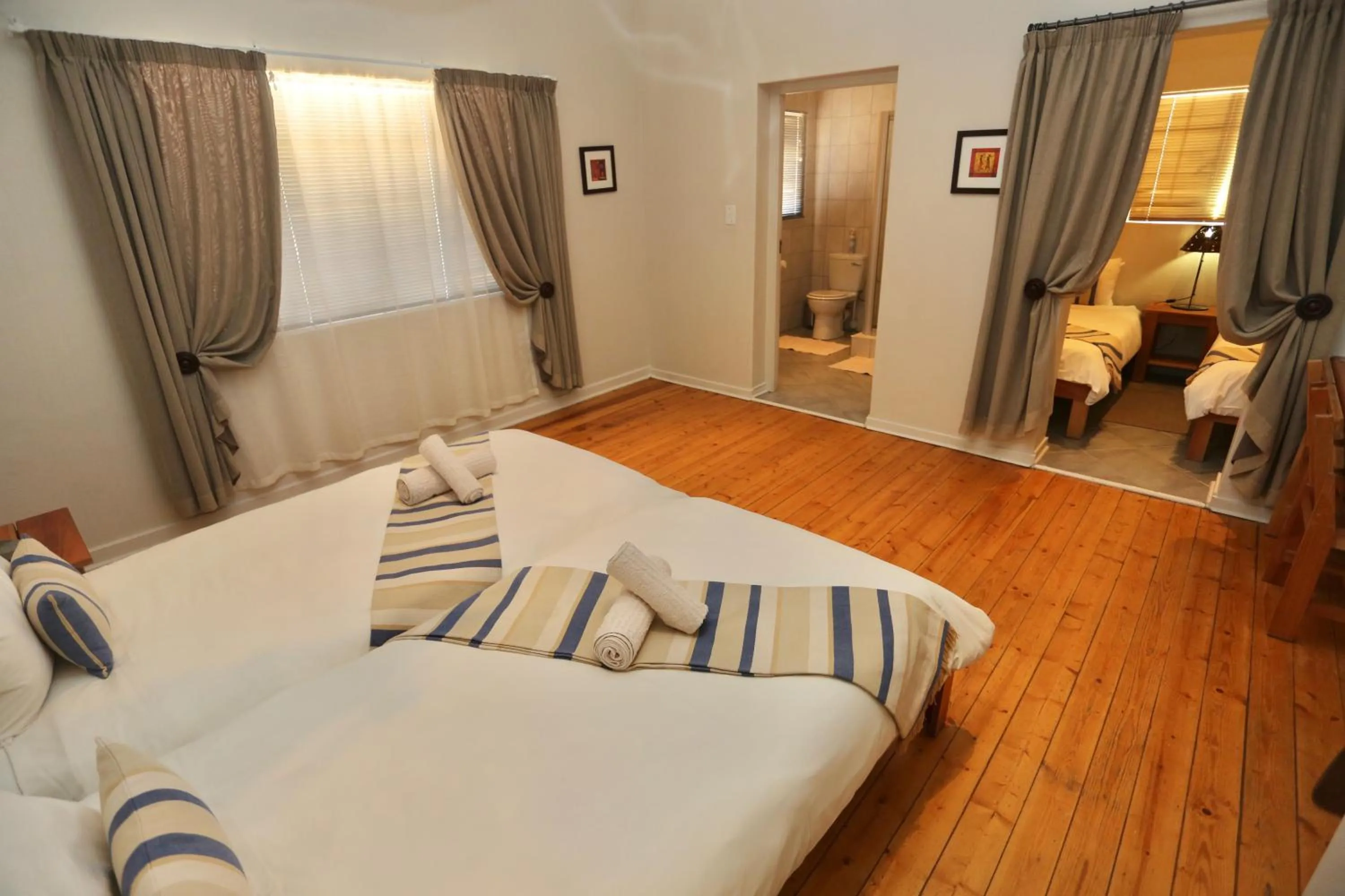 Photo of the whole room, Bed in Bahnhof Hotel Aus