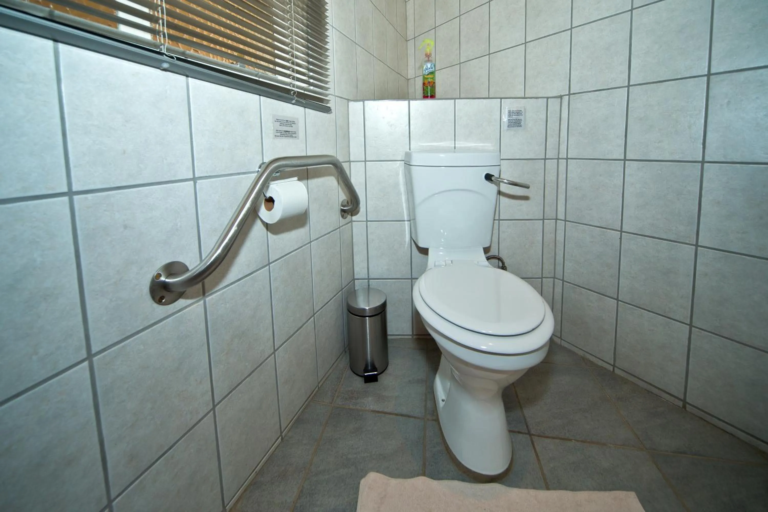 Toilet in Bahnhof Hotel Aus