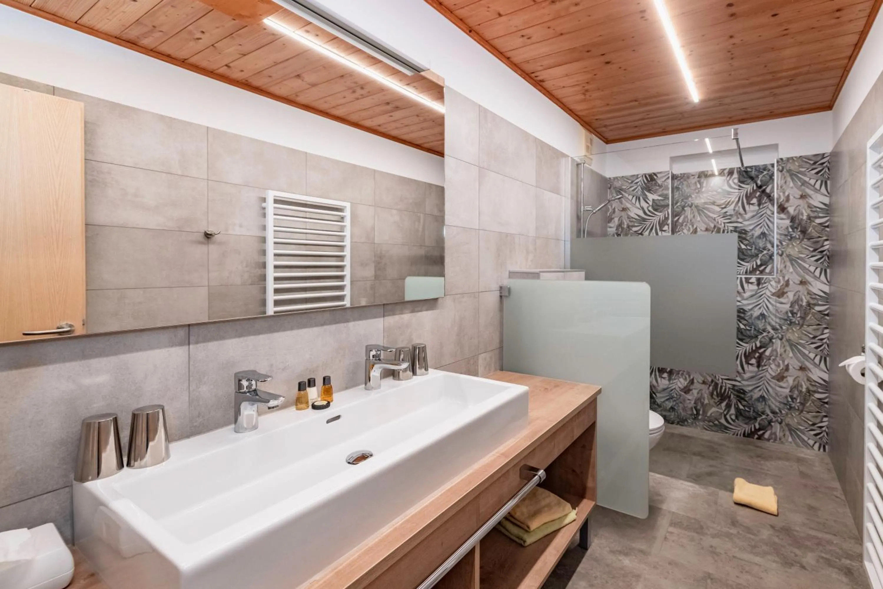 Shower in nawu apartments & Restaurant