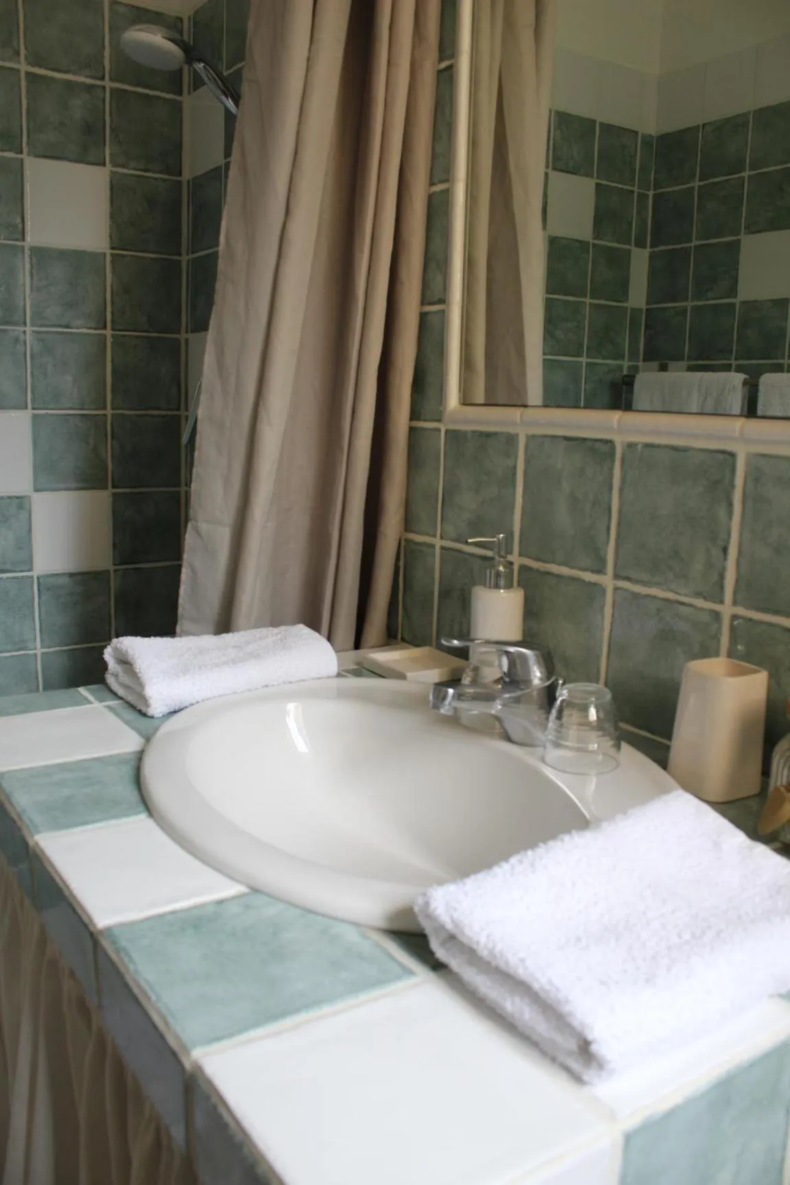 Shower in Bastide Saint Bernard