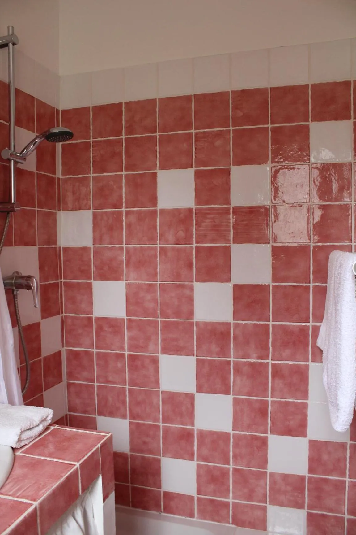 Shower in Bastide Saint Bernard