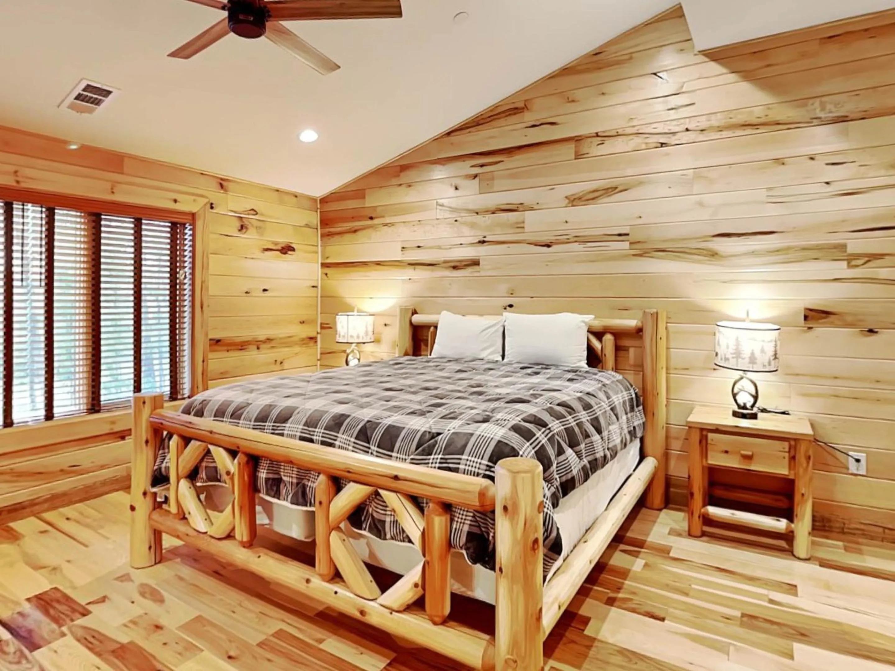 Bed in Fortune Mountain Retreat