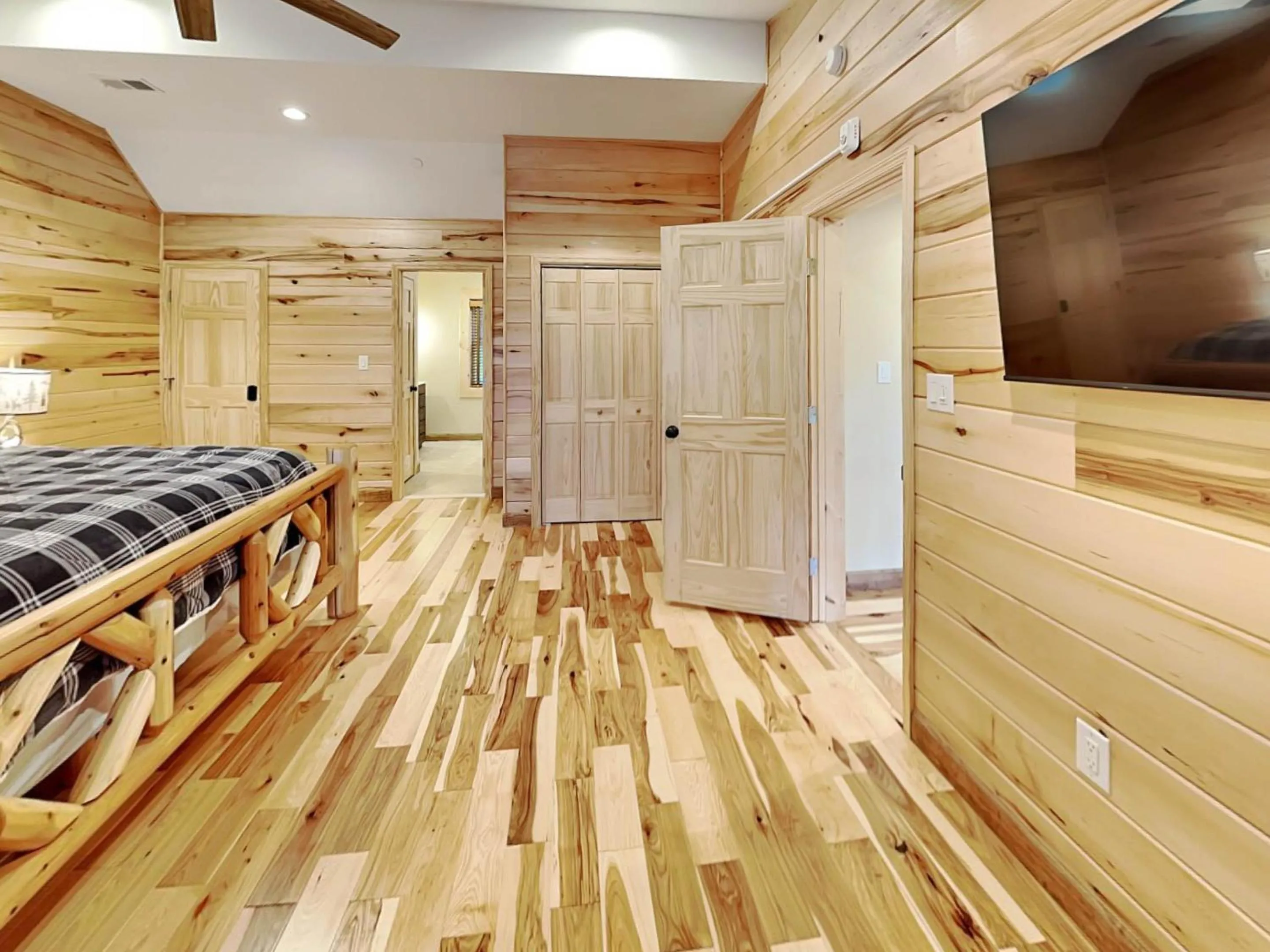 Bed in Fortune Mountain Retreat