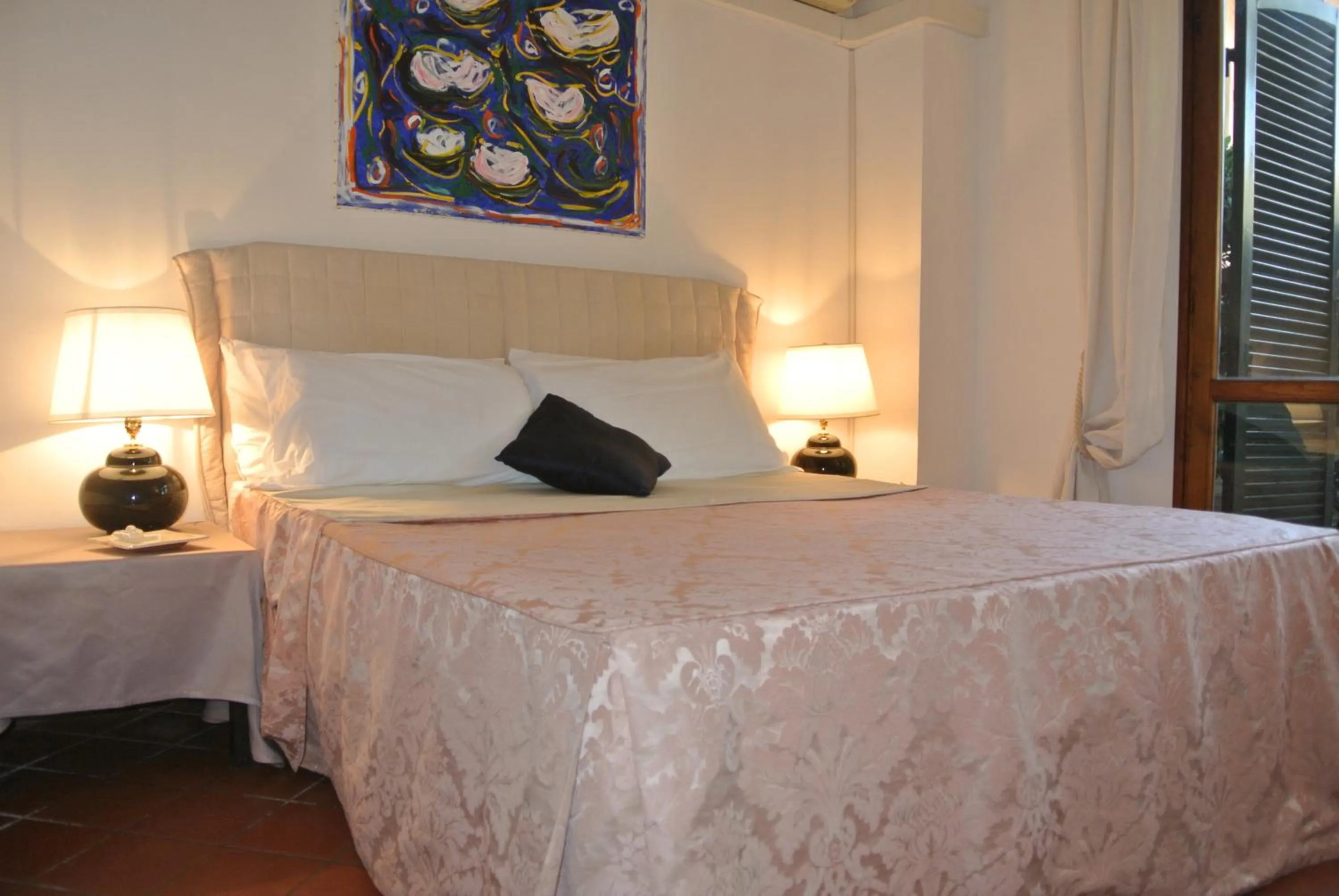 Bed in The Palatine Garden Apartment