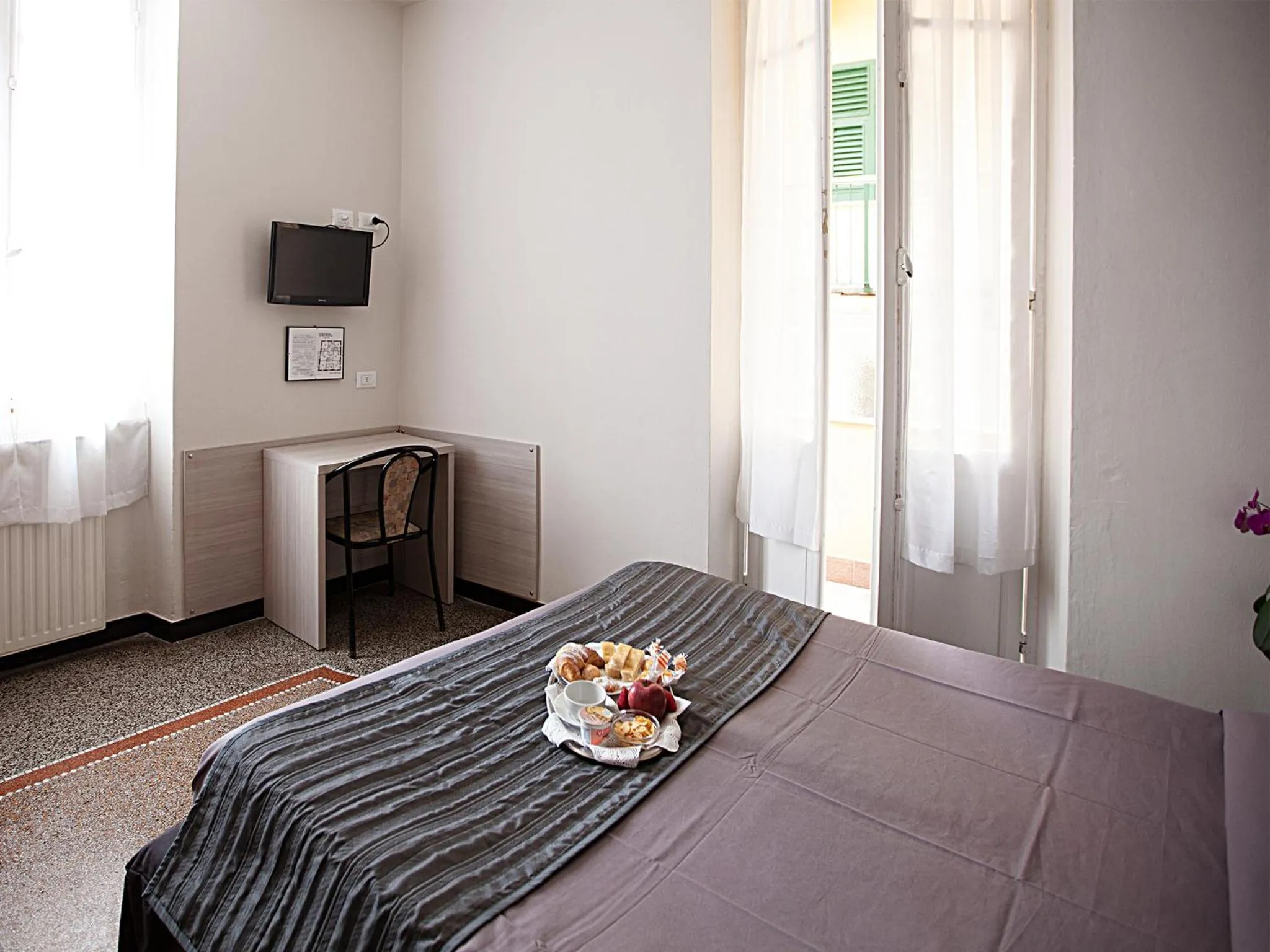 Photo of the whole room, Bed in Hotel Ristorante Milton